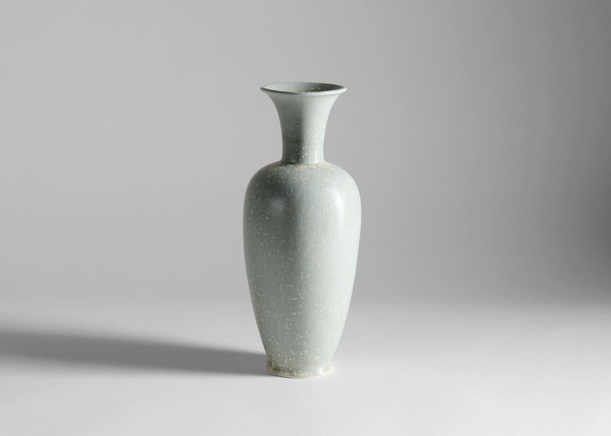 Gunnar Nylund, Blassblaue glasierte Vase, Schweden, 1960er Jahre (Glasiert) im Angebot