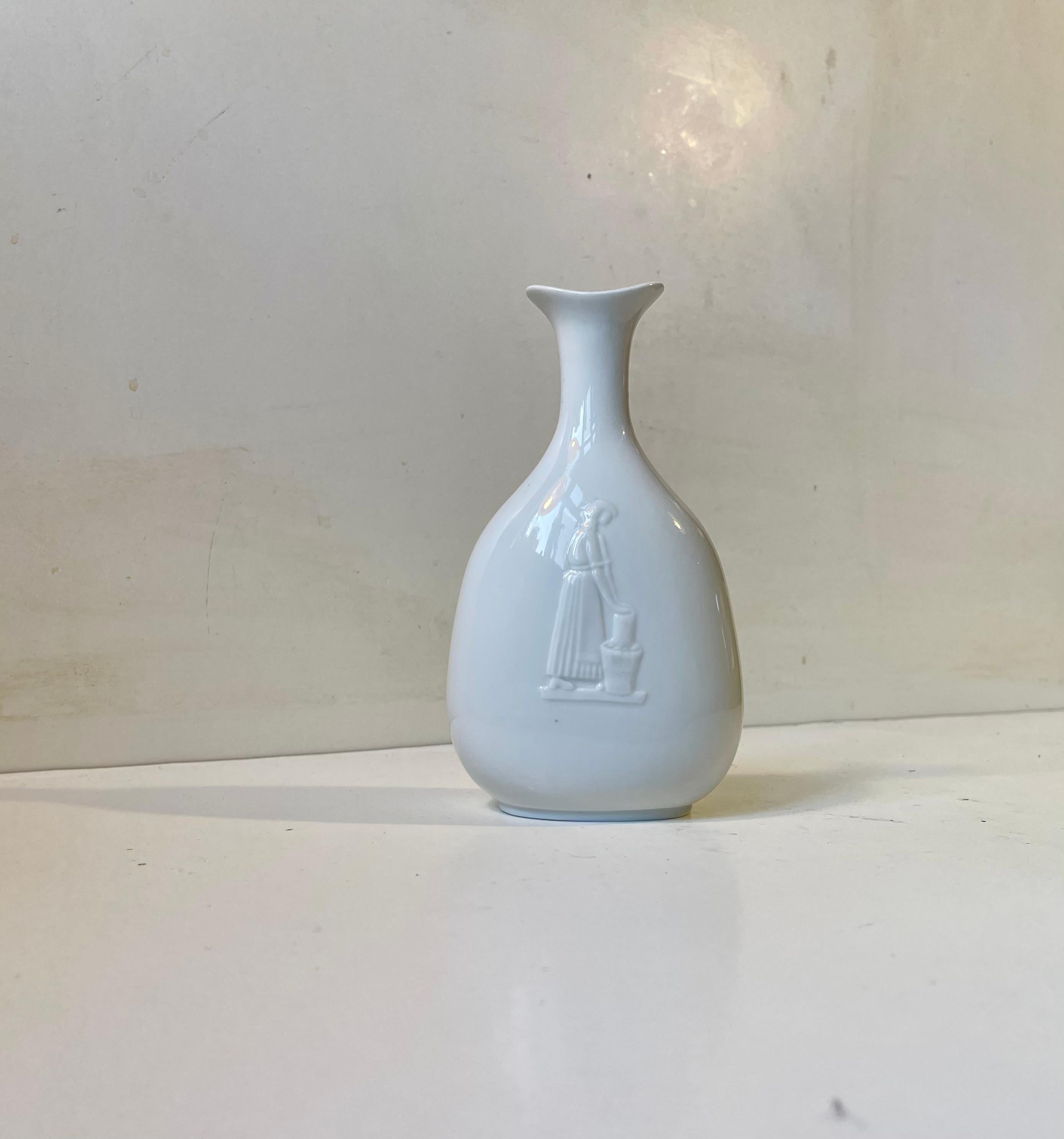 Un vaso Blanc de Chine disegnato dal ceramista svedese Gunnar Nylund per Hellerupis (Hellerup Ice Cream) in Danimarca. La parte anteriore raffigura una donna che prepara il gelato. Questo vaso è stato realizzato come regalo commerciale in una