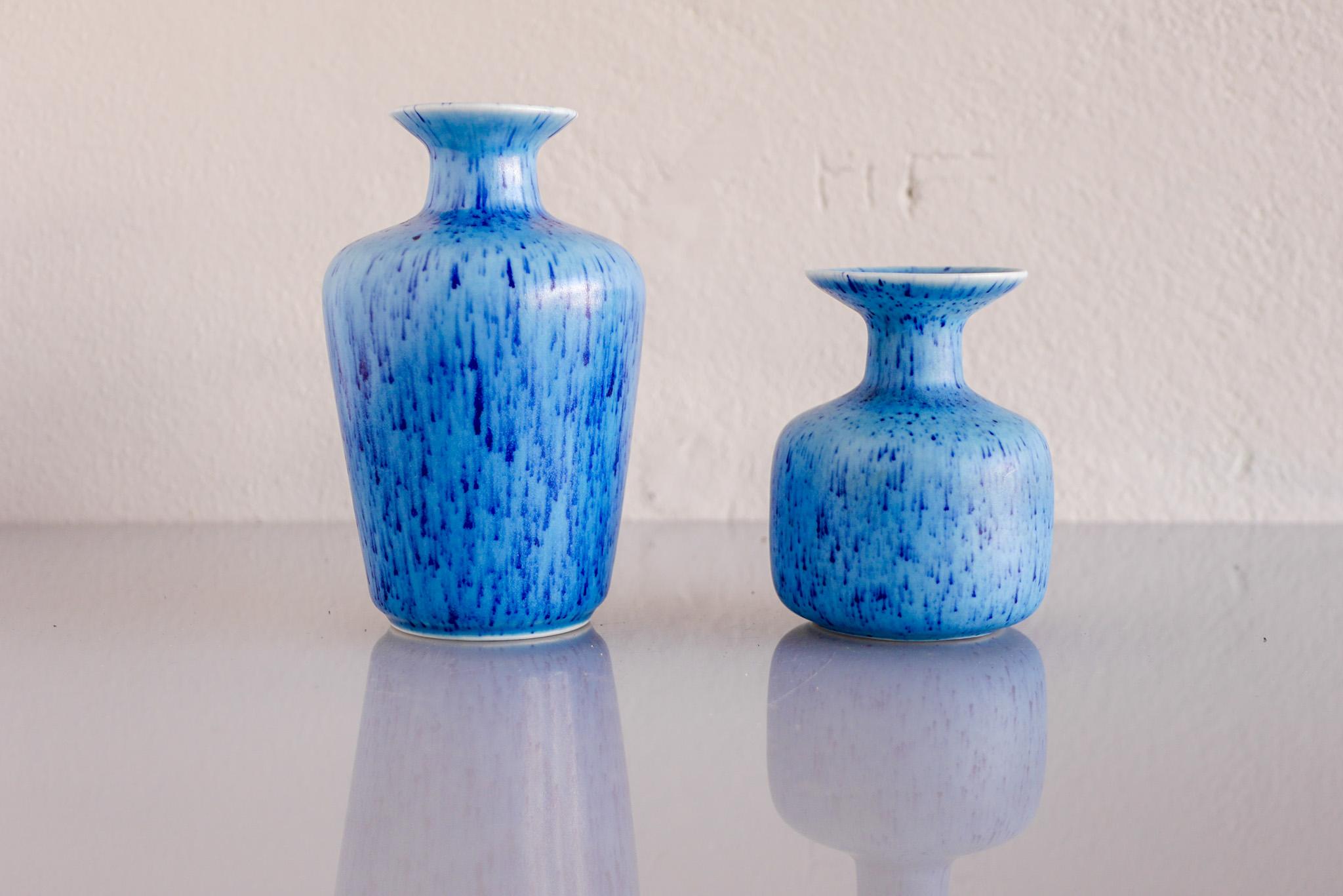 Una coppia di straordinari vasi in ceramica d'arte vintage fatti a mano, noti come 