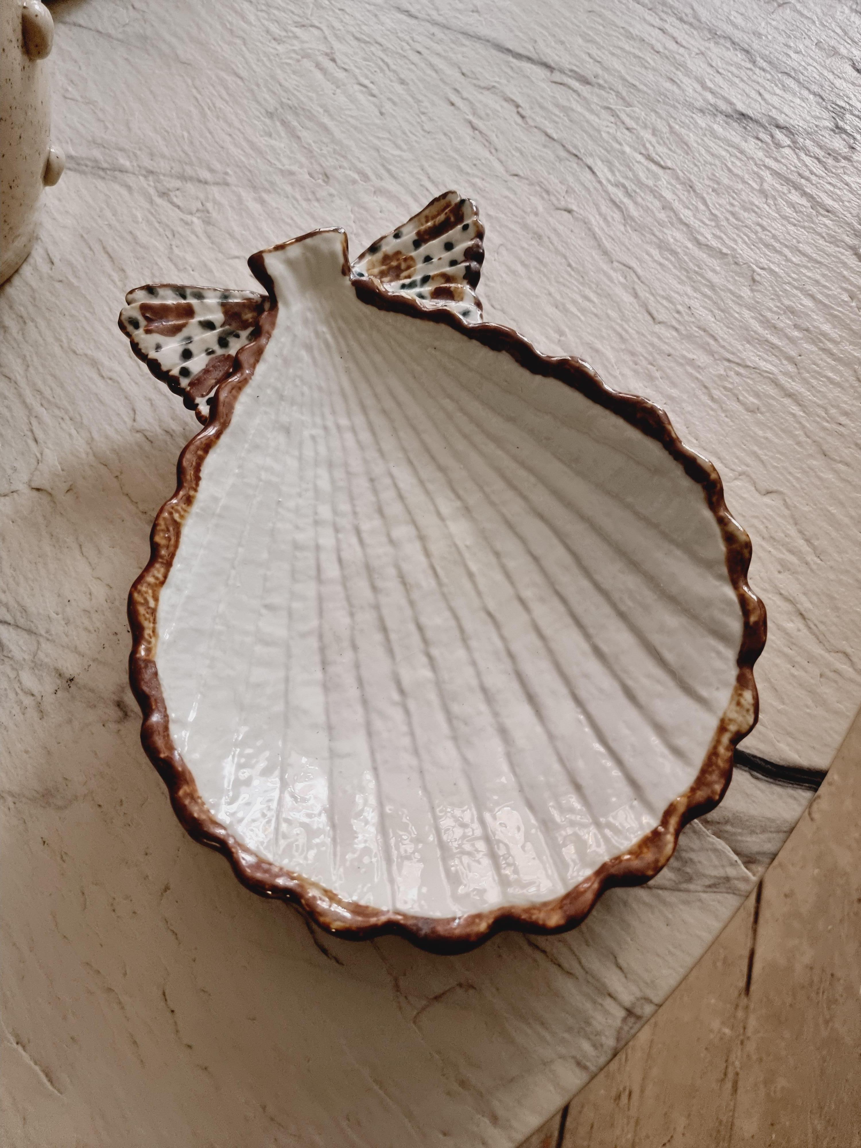 Rare Gunnar Nylund shell-shaped bowl in chamotte stonewear. Manufactured by Rörstrand, Sweden mid-1900s. 

In good condition. Marked: NYLUND, SVERIGE, RÖRSTRAND.