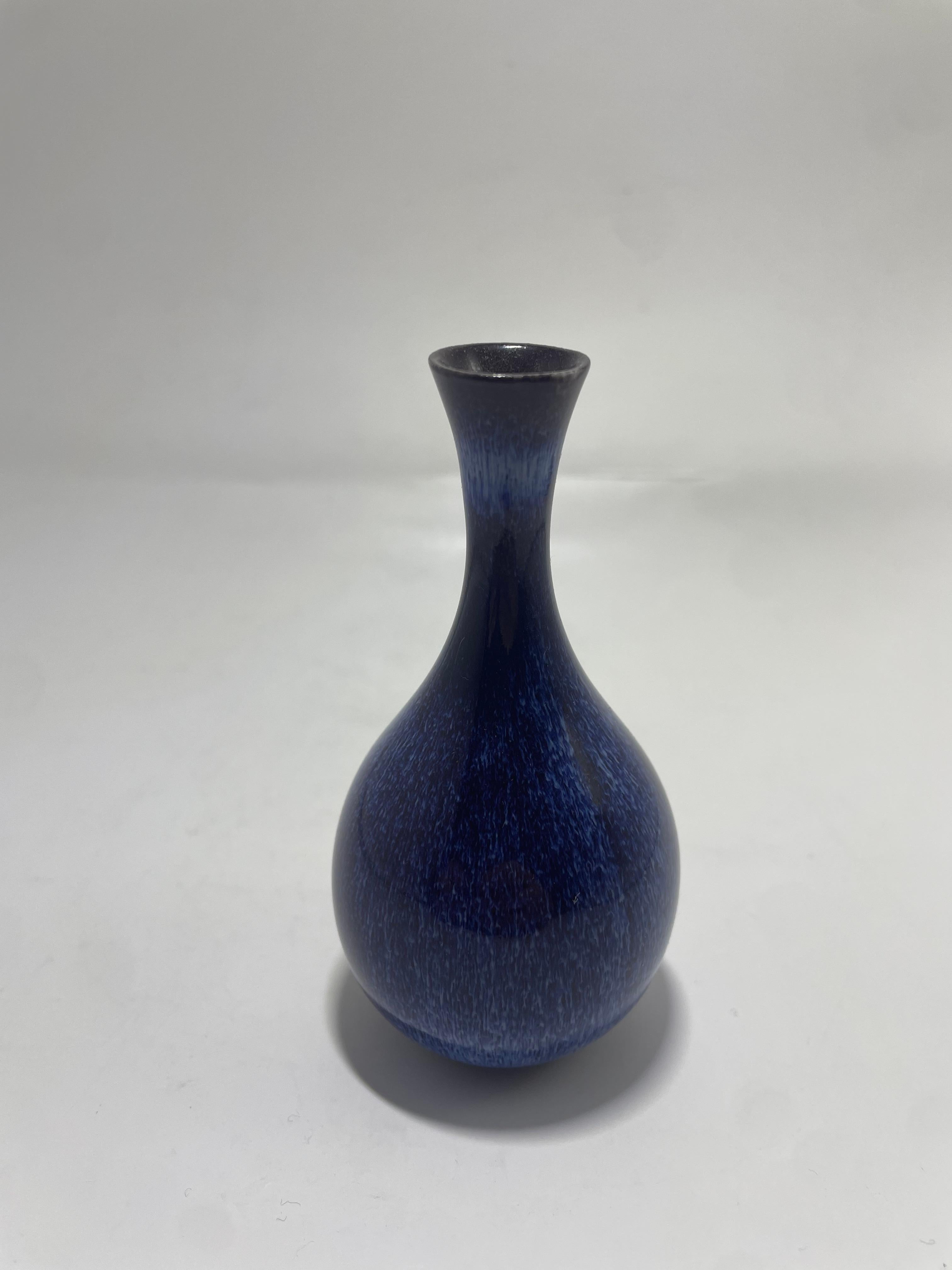 Vaso in miniatura realizzato da Gunnar Nylund per Rörstrand negli anni Cinquanta. 

Contattaci per qualsiasi domanda!