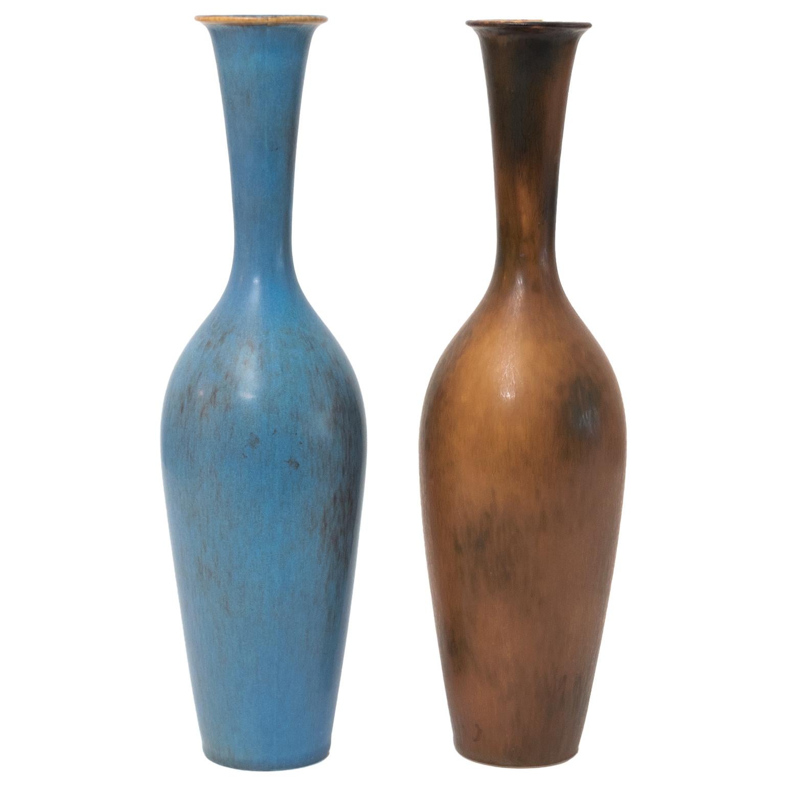 Vasi in ceramica moderna scandinava di Gunnar Nylund con smalti blu e ambra per Rorstrand, Svezia, 1950 circa. Misure: Altezza: 11,25