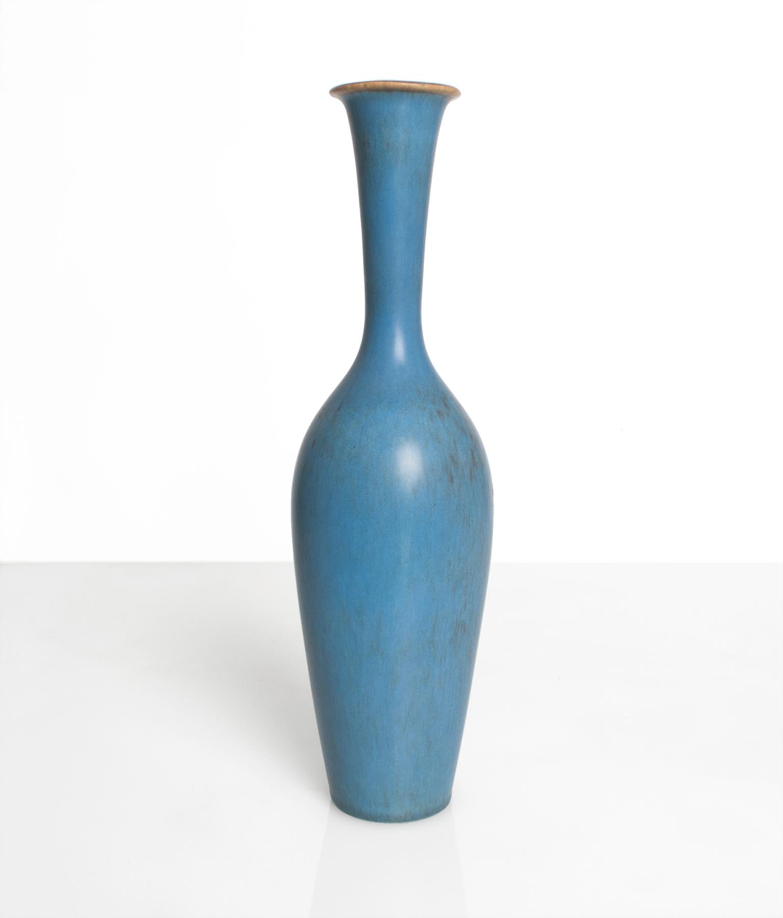 Gunnar Nylund, Rorstrand, Vasen der skandinavischen Moderne in Blau und Bernsteinglasur (20. Jahrhundert) im Angebot