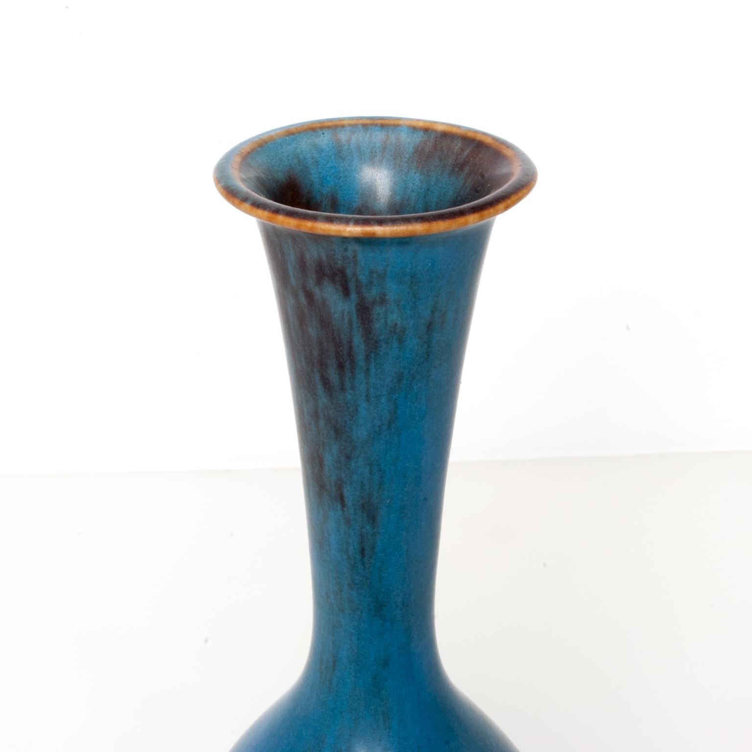 Gunnar Nylund, Rorstrand, Vasen der skandinavischen Moderne in Blau und Bernsteinglasur im Angebot 1