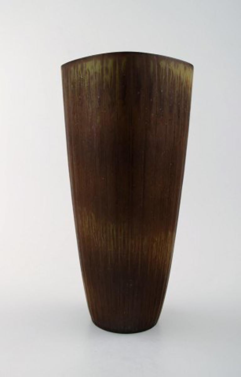 Gunnar Nylund, Rörstrand vase in ceramics.
Beautiful glaze.
In perfect condition. 2nd. factory quality.
Measurse: 22 cm high, 10 cm in diameter.
Stamped.