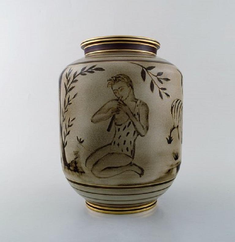 Gunnar Nylund for Rørstrand / ALP Lidköping. Unique hand-drawn Art Deco flambé vase with gold Decoration, 1930s-1940s.
In very good condition.
Stamped.
Decorator: Willborg.
Measures: 24 x 19 cm.
