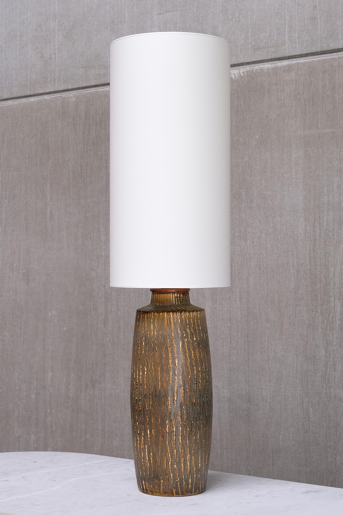 This striking floor or large table lamp was designed by Gunnar Nylund and produced in Sweden in the 1960s. Nylund, renowned for designing many classics for the Swedish ceramic factory Rörstrand, created one of his most famous series, Rubus, in 1965.