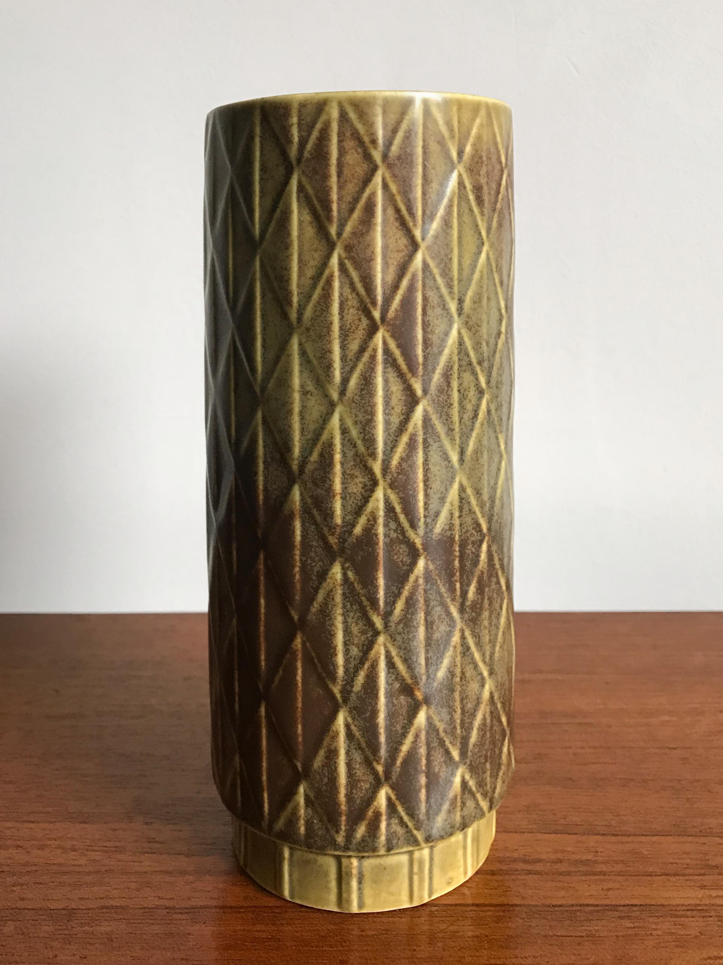 Vase scandinave en céramique conçu par Gunnar Nylund pour Rörstrand, fabriqué en Suède, marqué sur le fond, en émail mat, années 1960.
Dimensions : 22 cm de hauteur, 8 cm de diamètre : Hauteur 22 cm, diamètre 8 cm.