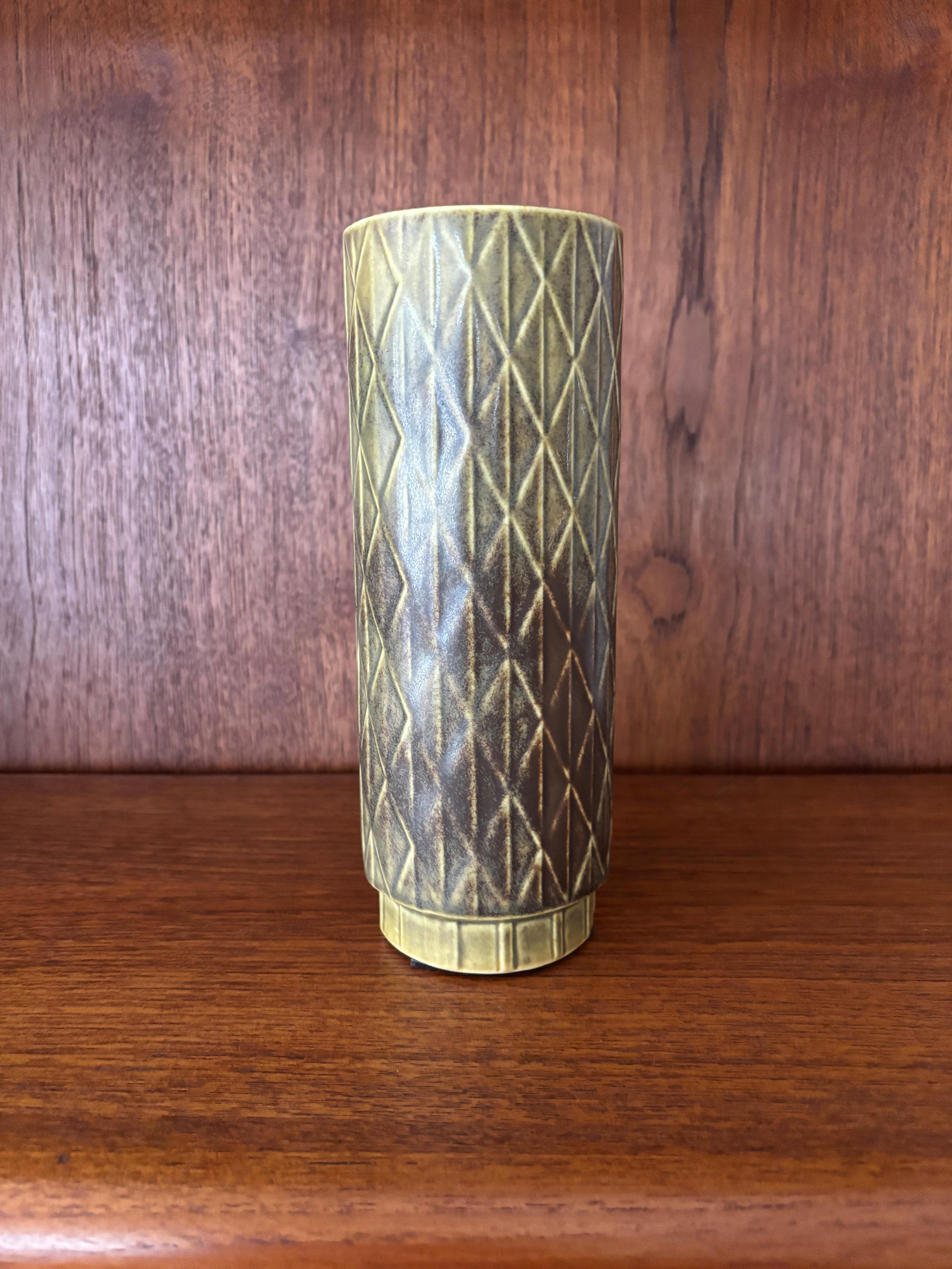 Scandinavo moderno Vaso in ceramica scandinavo del Medioevo di Gunnar Nylund per Rörstrand 1960 in vendita