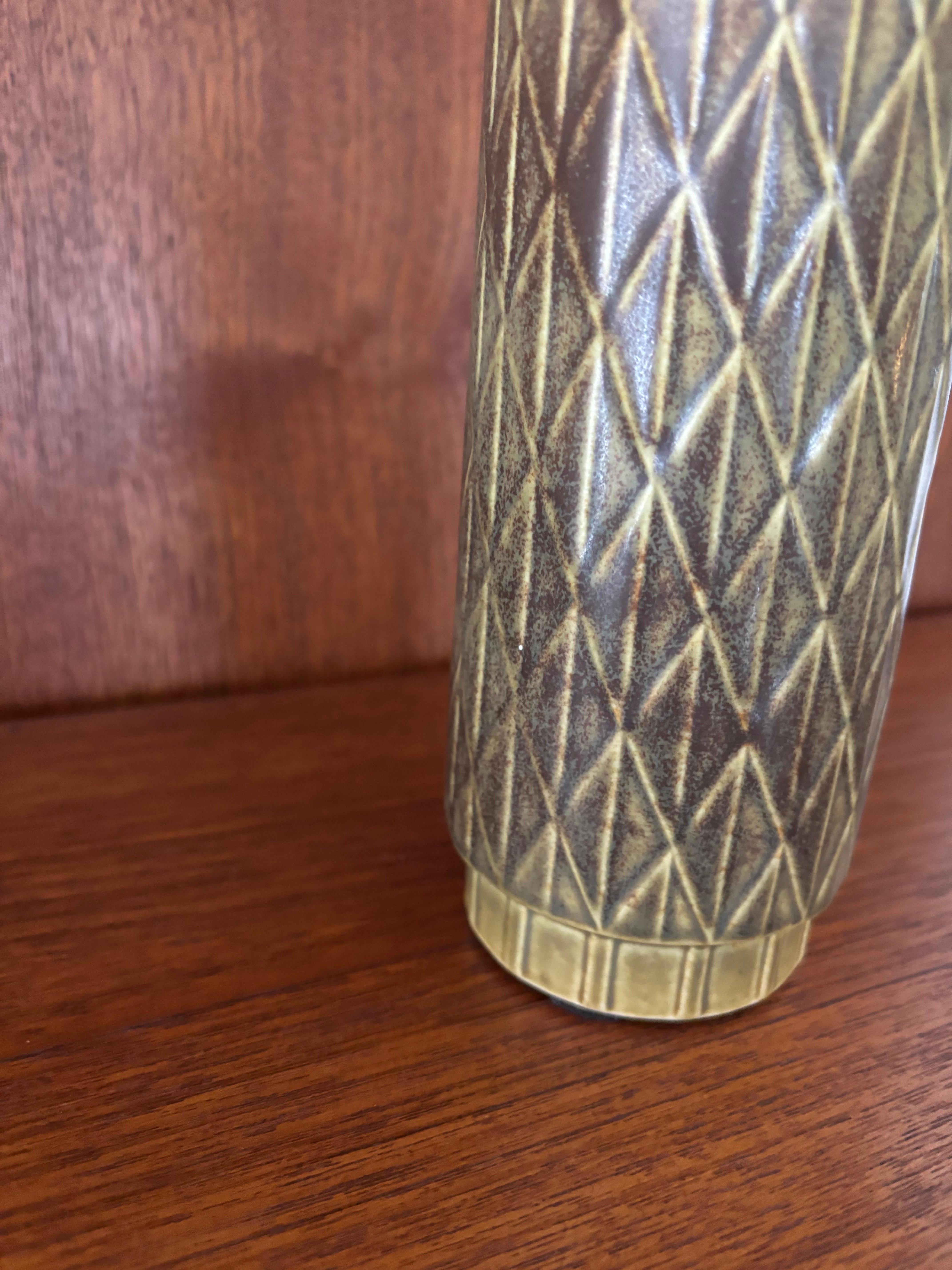 Metà XX secolo Vaso in ceramica scandinavo del Medioevo di Gunnar Nylund per Rörstrand 1960 in vendita