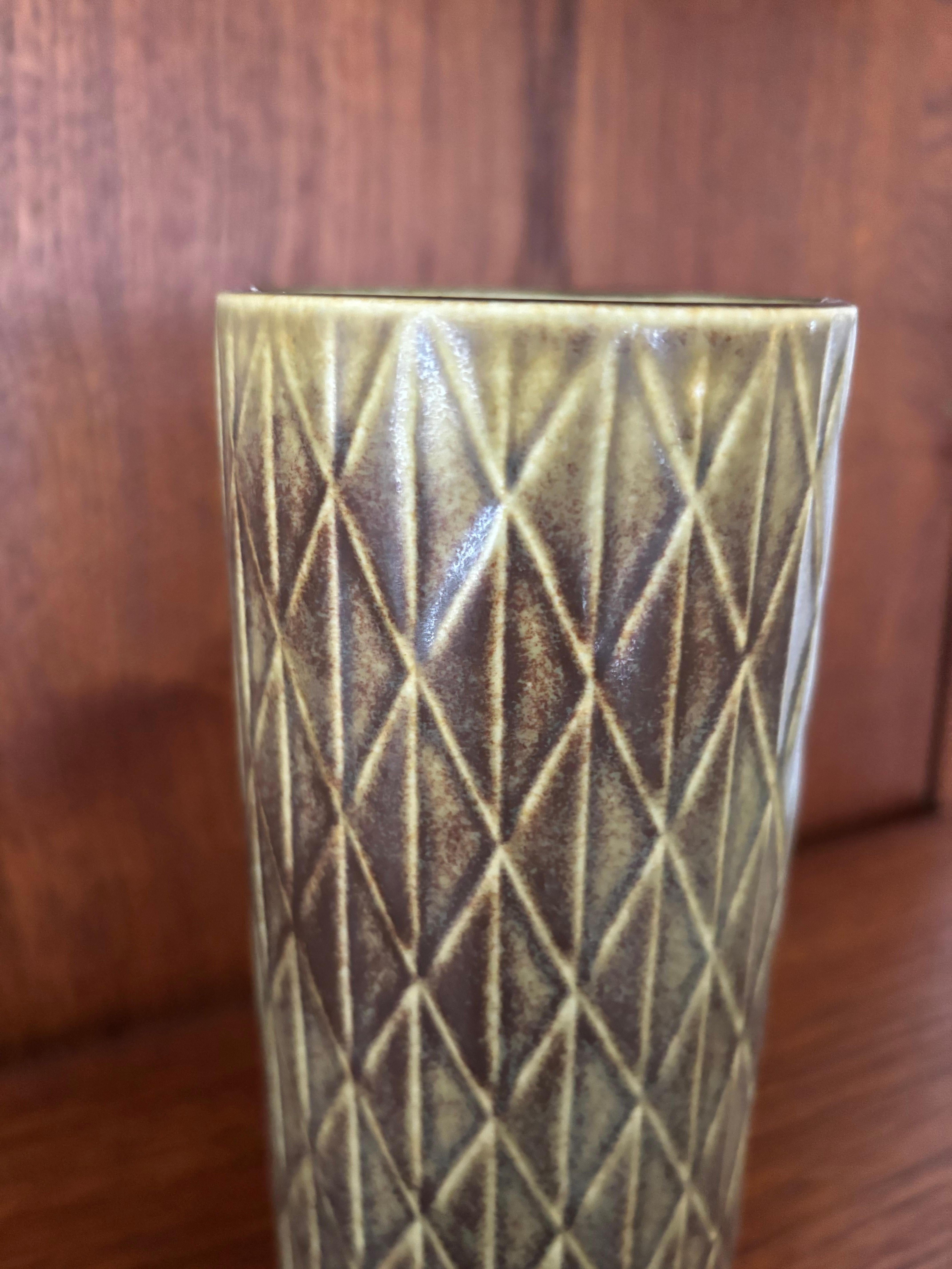 Svedese Vaso in ceramica scandinavo del Medioevo di Gunnar Nylund per Rörstrand 1960 in vendita