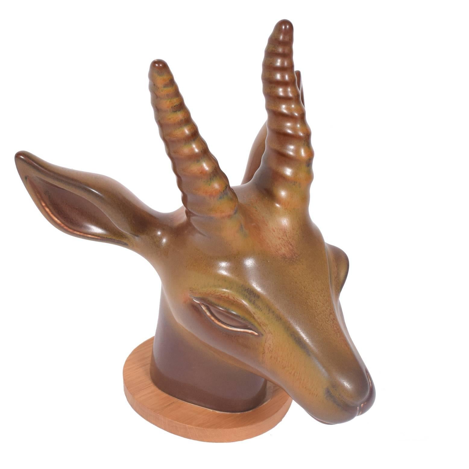 Magnifique figure en grès émaillé représentant une tête d'antilope, conçue par Gunnar Nylund pour Rörstrand.

Mesures : Hauteur avec base 13