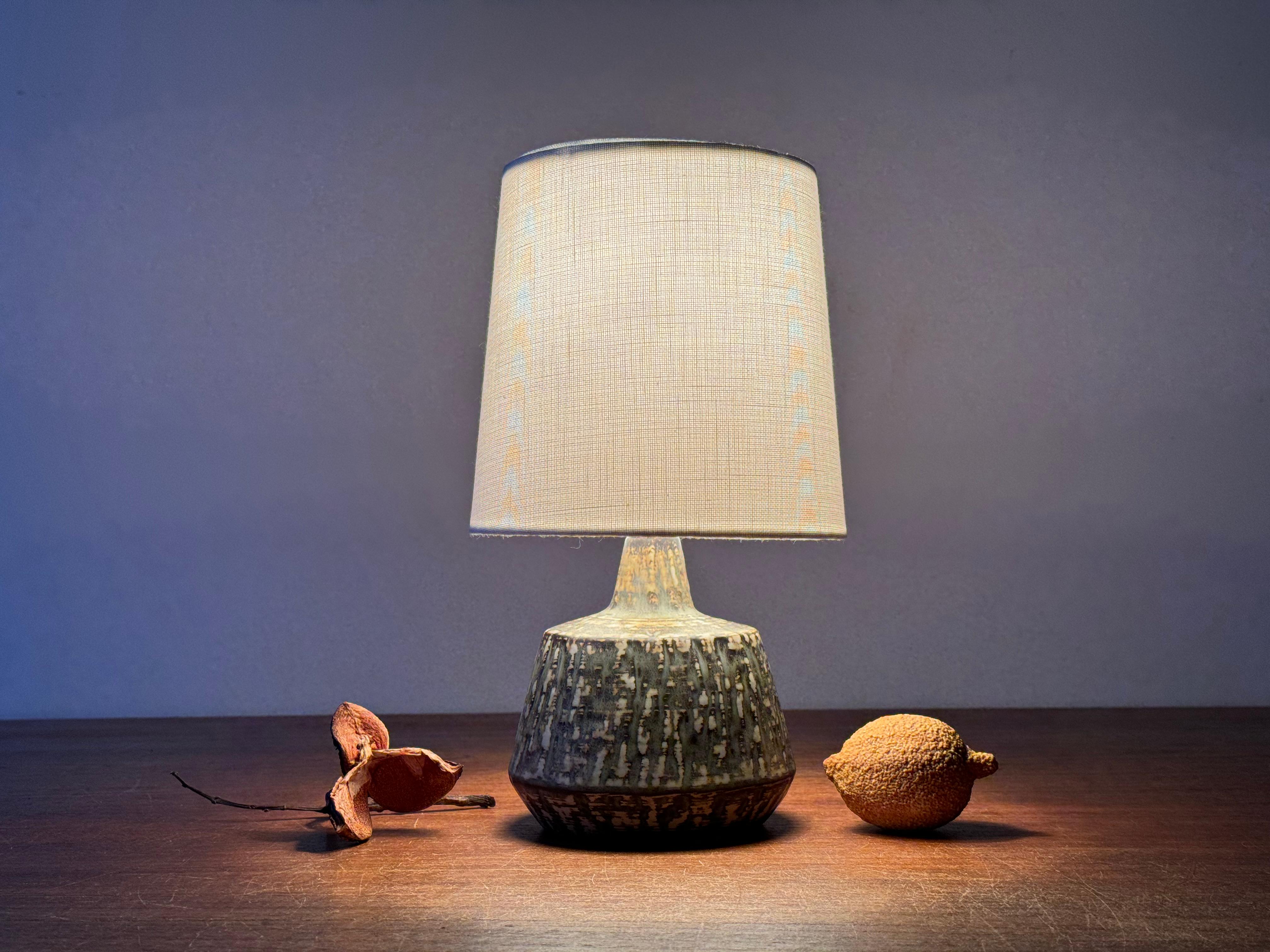 Petite lampe de table en céramique de Gunnar Nylund pour Rörstrand, Suède.
Il fait partie de la série 