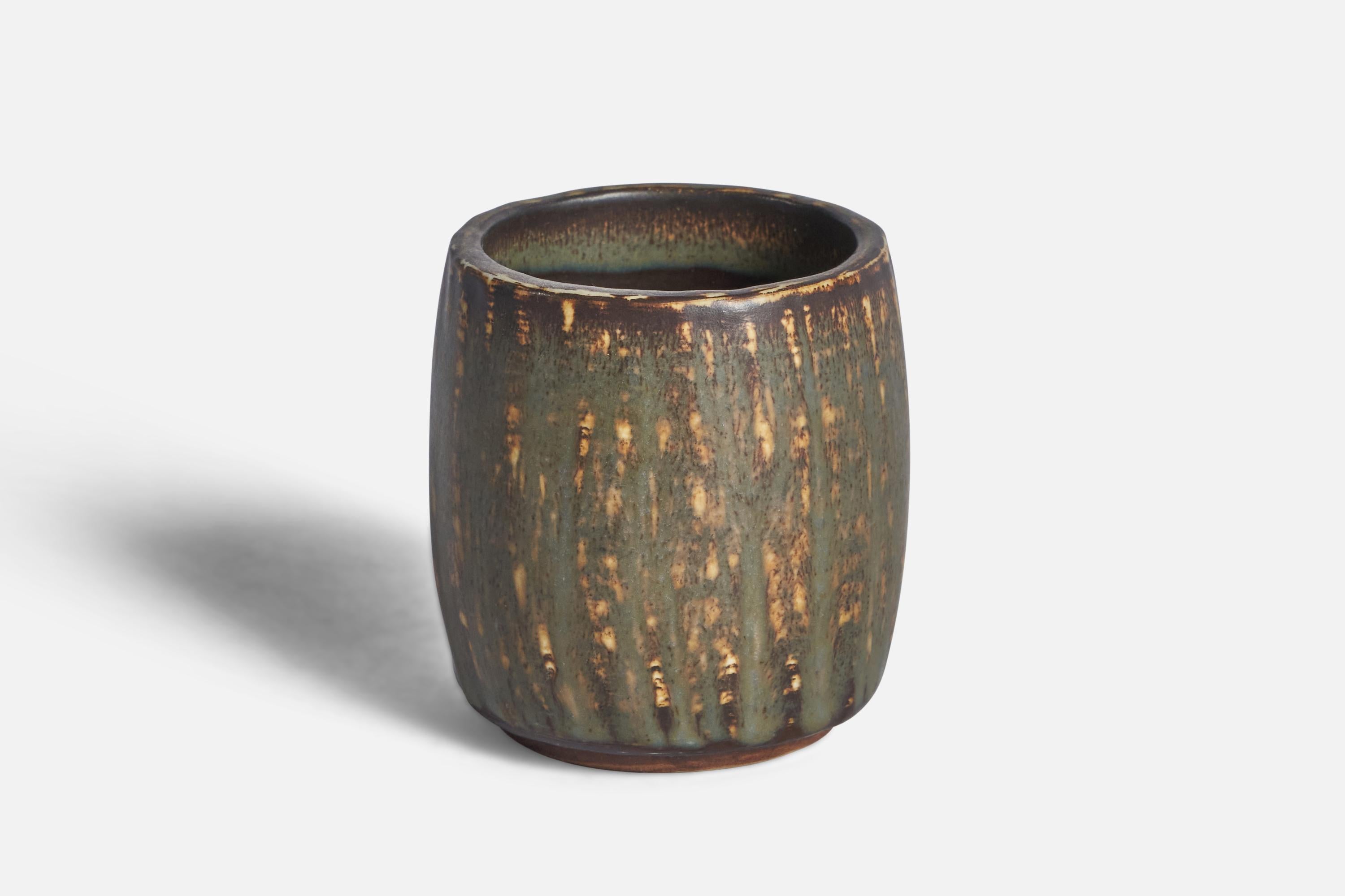 Un piccolo vaso in gres smaltato verde e marrone disegnato da Gunnar Nylund e prodotto da Rörstrand, Svezia, anni '40.