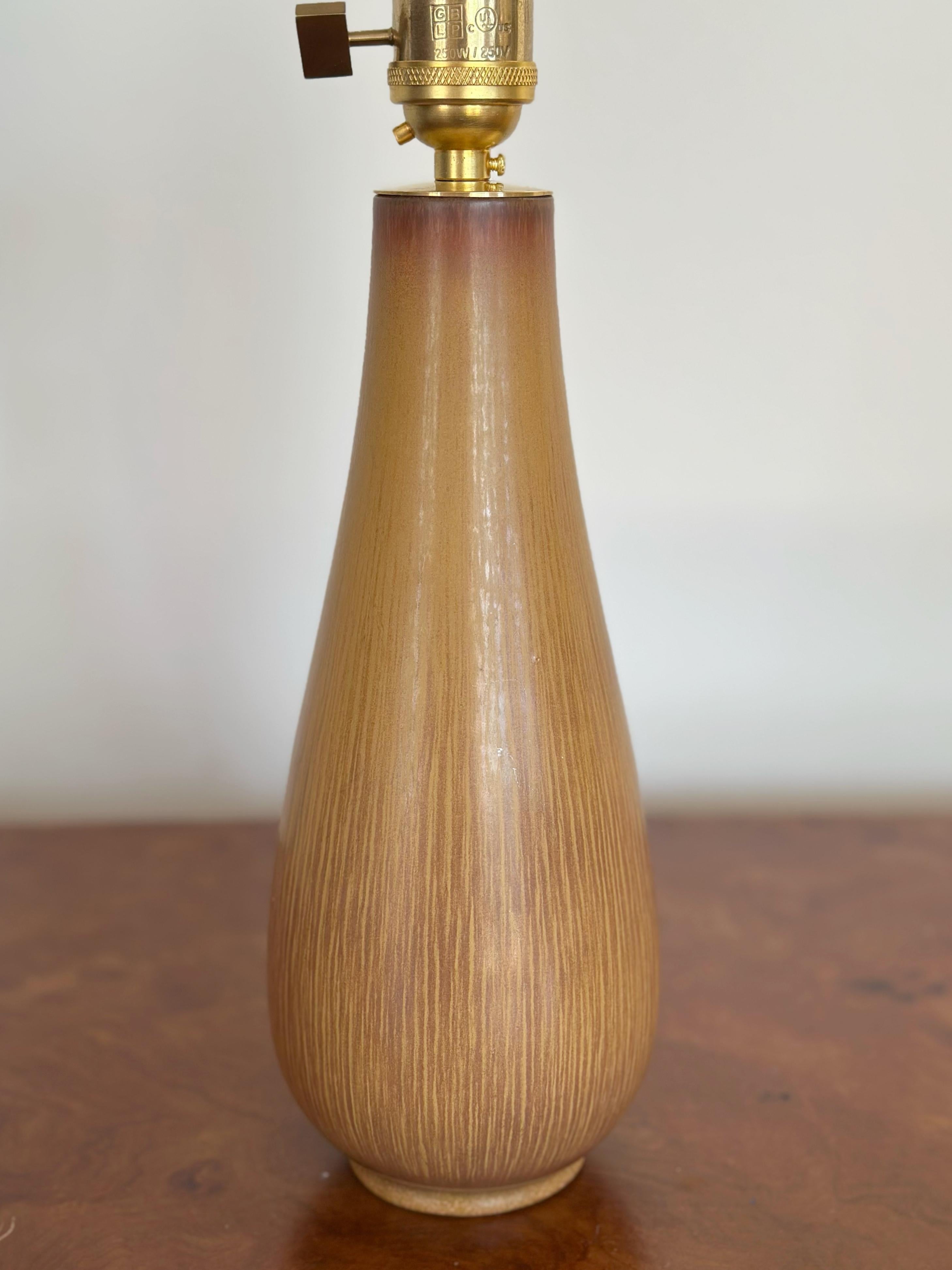 Gunnar Nylund Lámpara de sobremesa de gres marrón moteado. 1940s. Moderno de mediados de siglo en venta