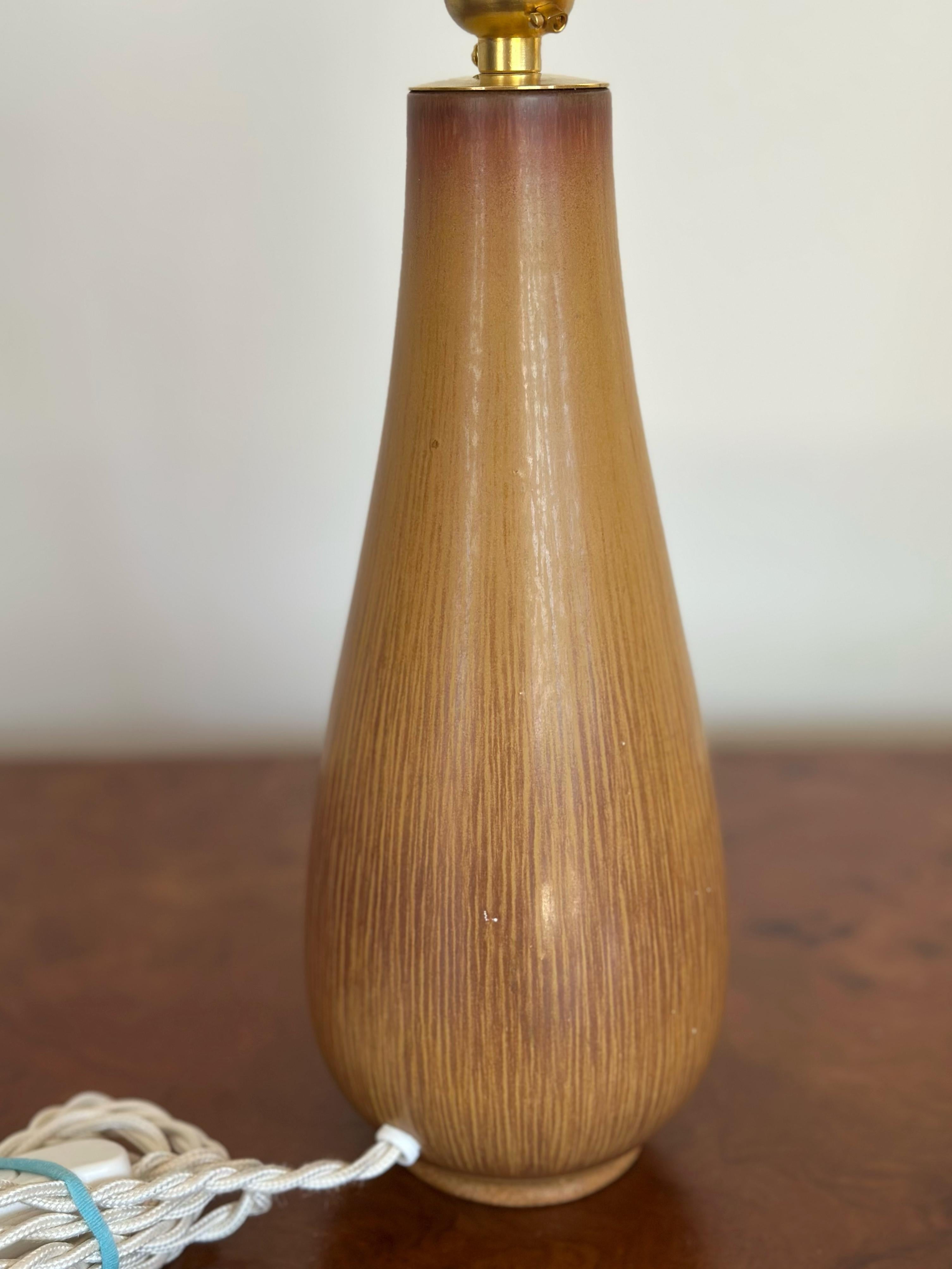 Gunnar Nylund Lámpara de sobremesa de gres marrón moteado. 1940s. en Bueno estado para la venta en Bromma, SE