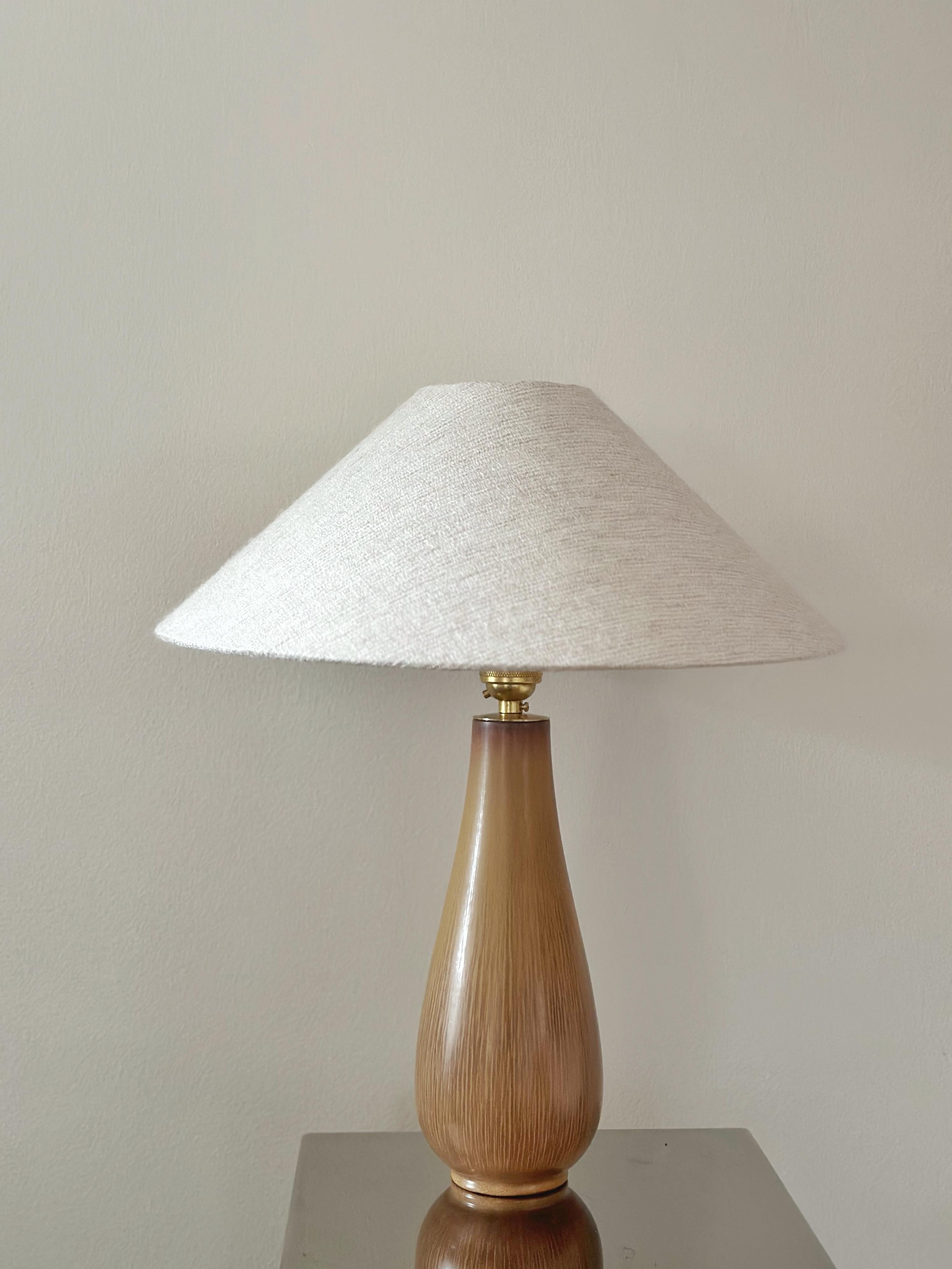Gunnar Nylund Lámpara de sobremesa de gres marrón moteado. 1940s. en venta 1