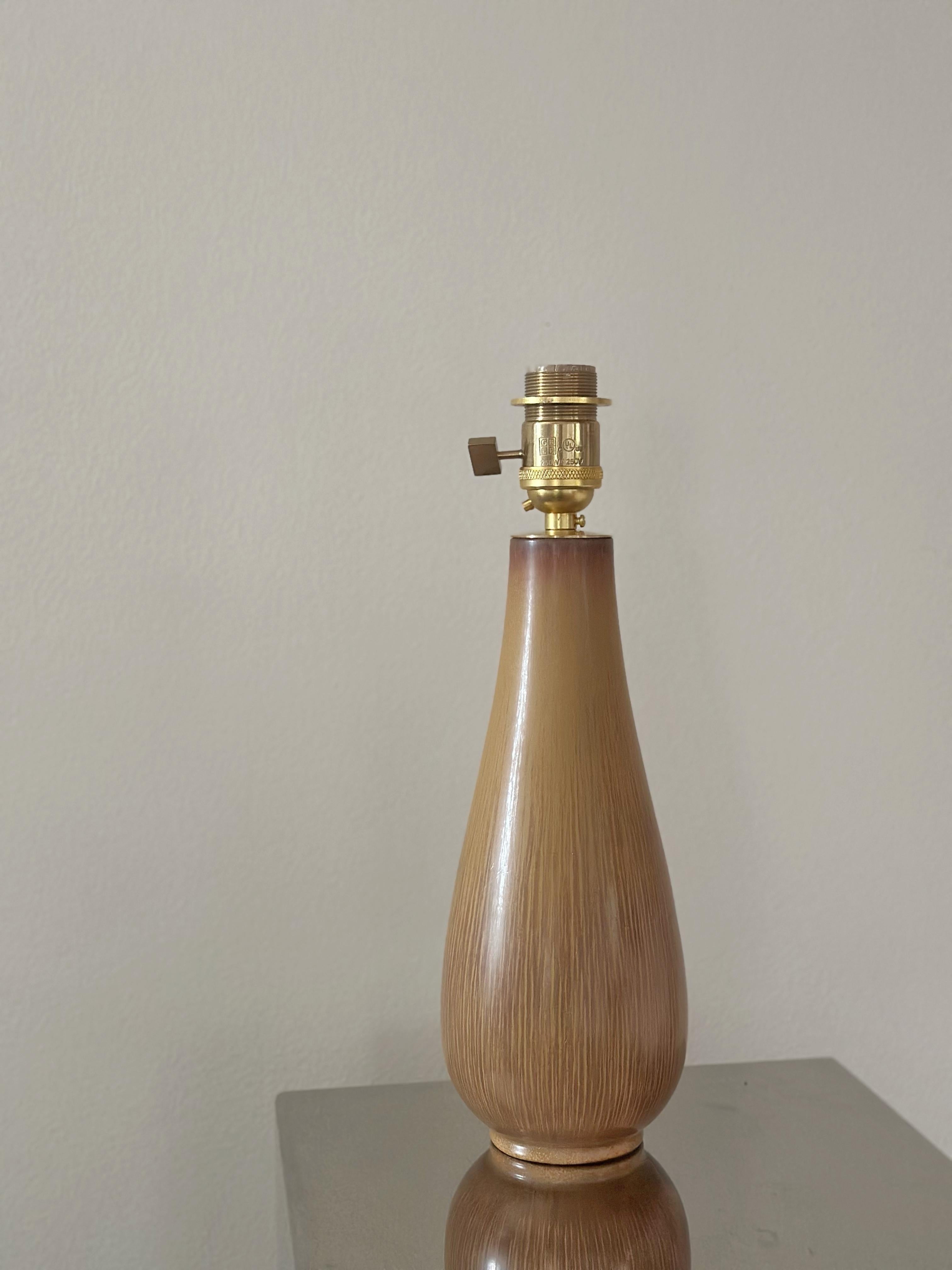 Gunnar Nylund Lámpara de sobremesa de gres marrón moteado. 1940s. en venta 2