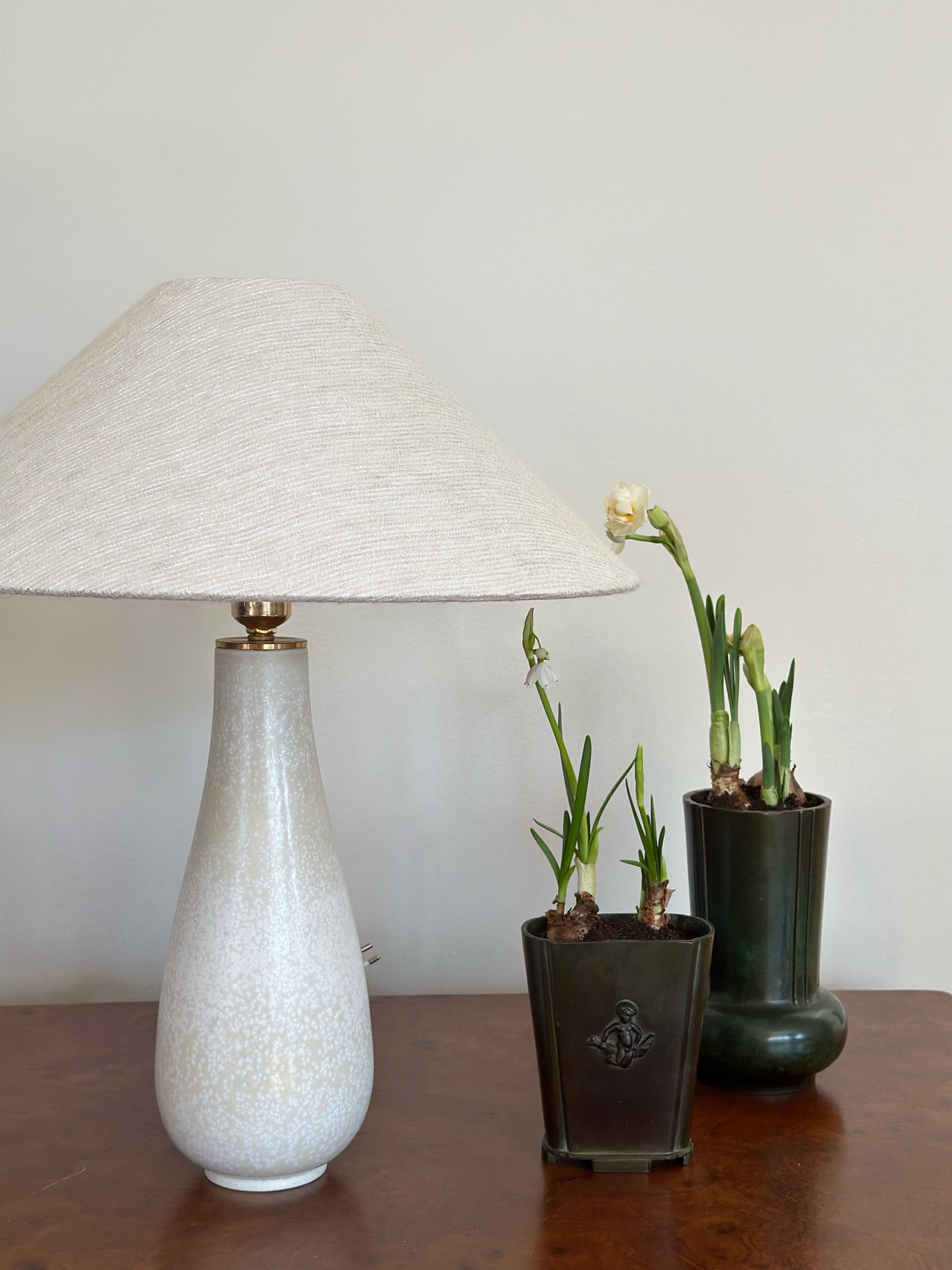 Mid-Century Modern Gunnar Nylund Speckled White Stoneware Table Lamp. 1940s. For Sale
