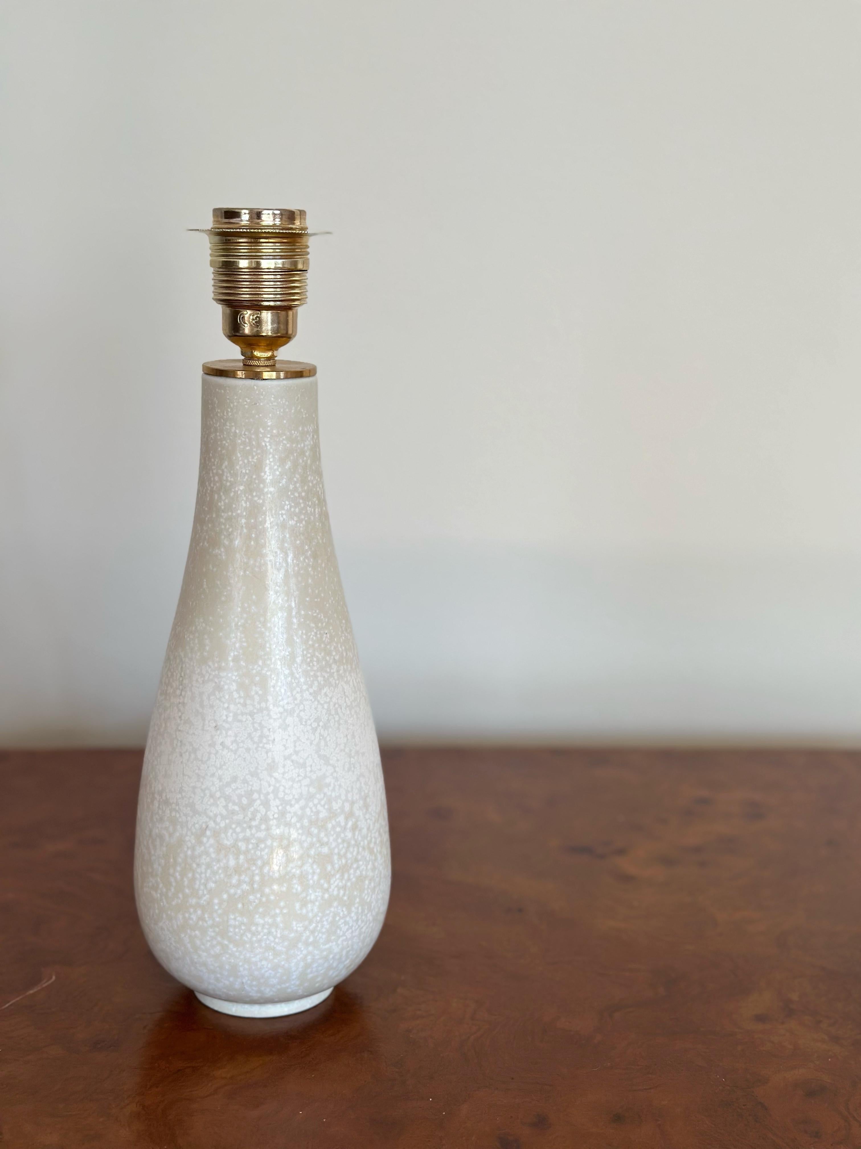 Gunnar Nylund Speckled White Stoneware Table Lamp. 1940s. In Good Condition For Sale In Bromma, SE