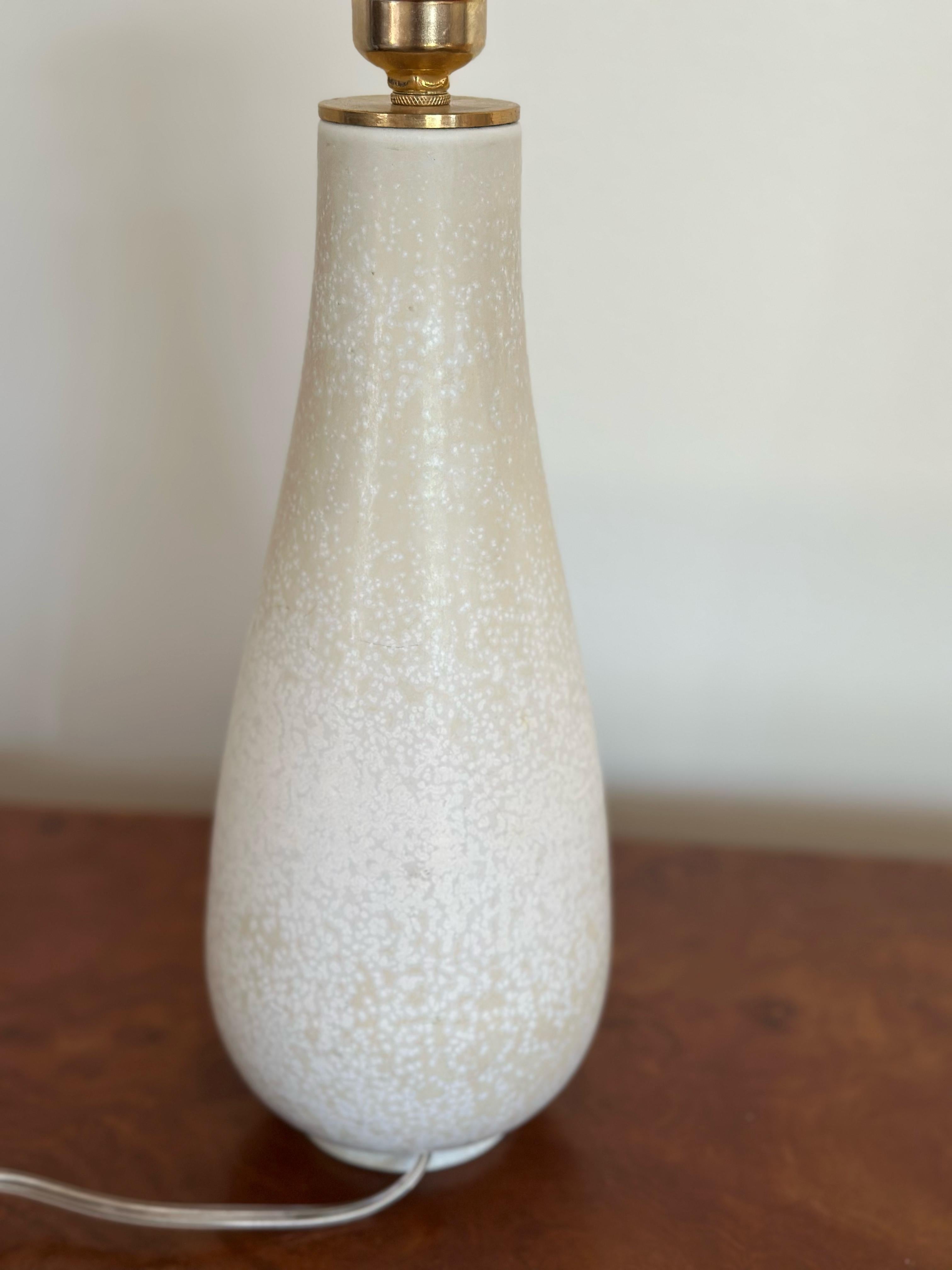 Mid-20th Century Gunnar Nylund Speckled White Stoneware Table Lamp. 1940s. For Sale