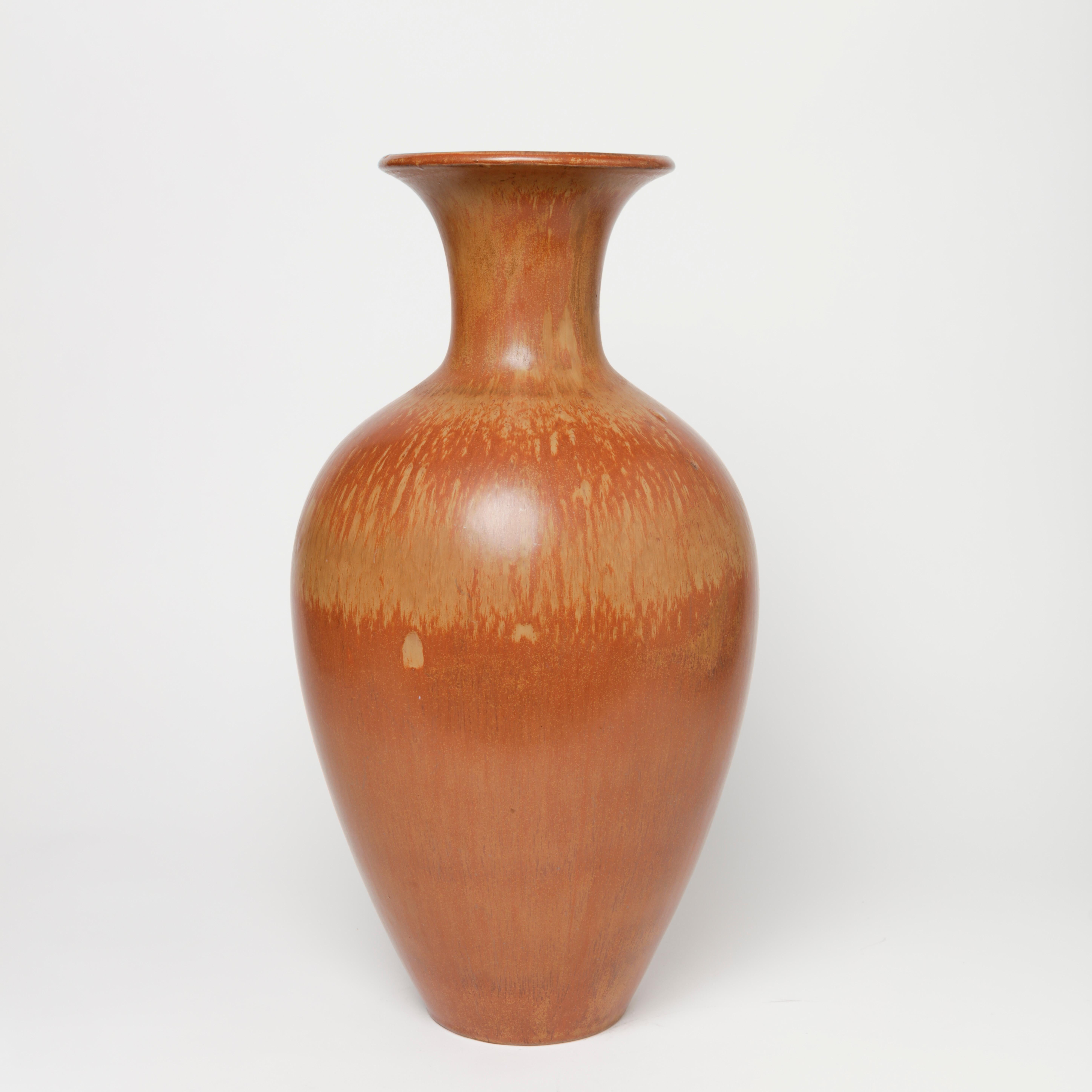 Stoneware floor vase by Gunnar Nylund for Rörstrand 1950s with light brown harefur glaze.
Measure: Height 43.5cm/17.1