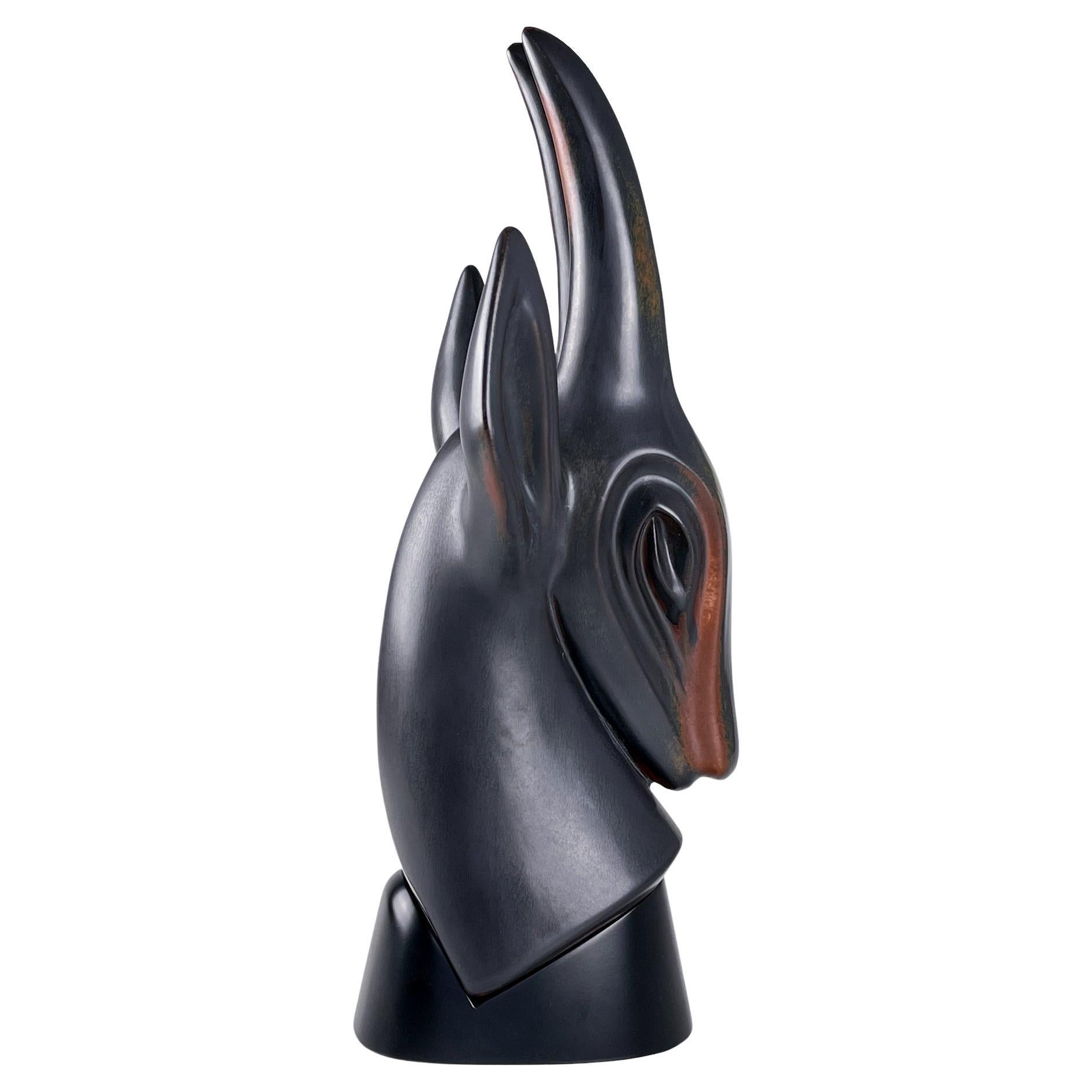 Gunnar Nylund, sculpture en grès d'une antilope, Rörstrand, Suède, vers 1955

Description
Grande sculpture en grès représentant une antilope, réalisée en émaux brun rougeâtre mat et brun foncé sur un socle en bois laqué noir satiné, fabriquée en