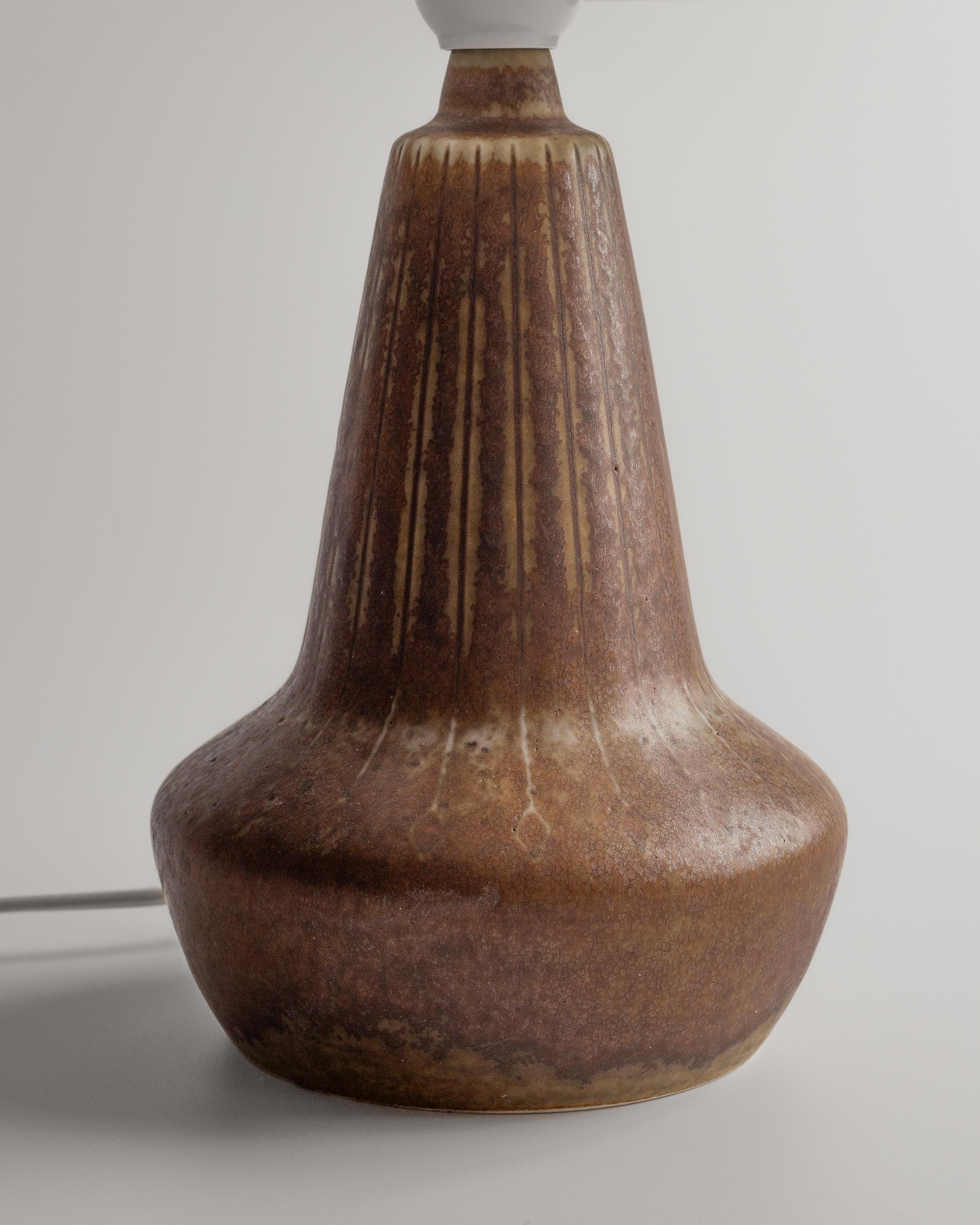 Gunnar Nylund, Steingut-Tischlampe, 1960er-Jahre, Schweden (Moderne der Mitte des Jahrhunderts) im Angebot