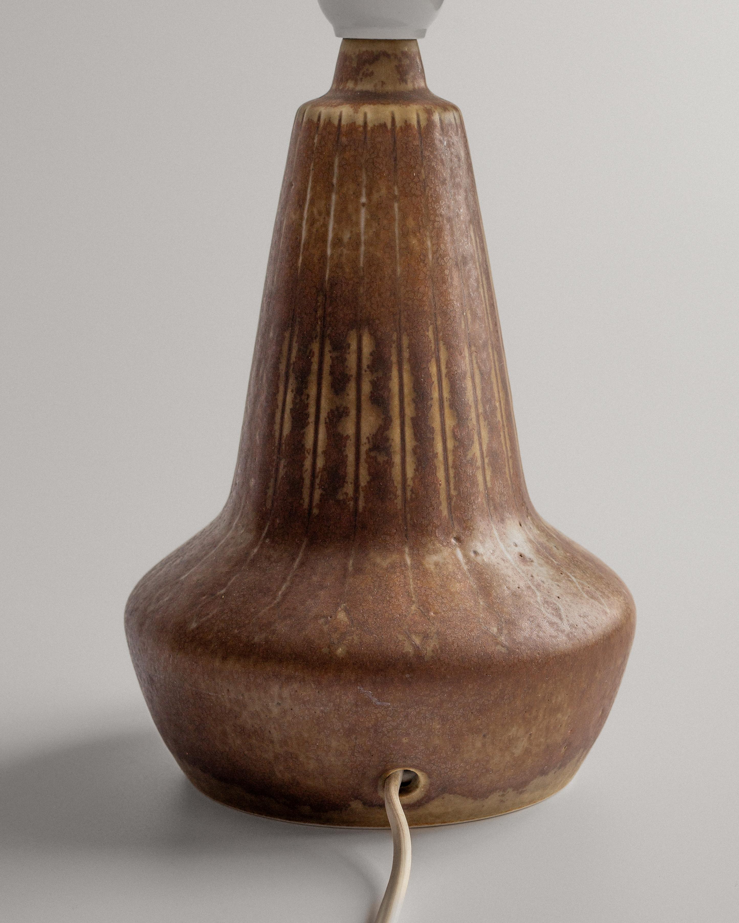Gunnar Nylund, Steingut-Tischlampe, 1960er-Jahre, Schweden (Schwedisch) im Angebot
