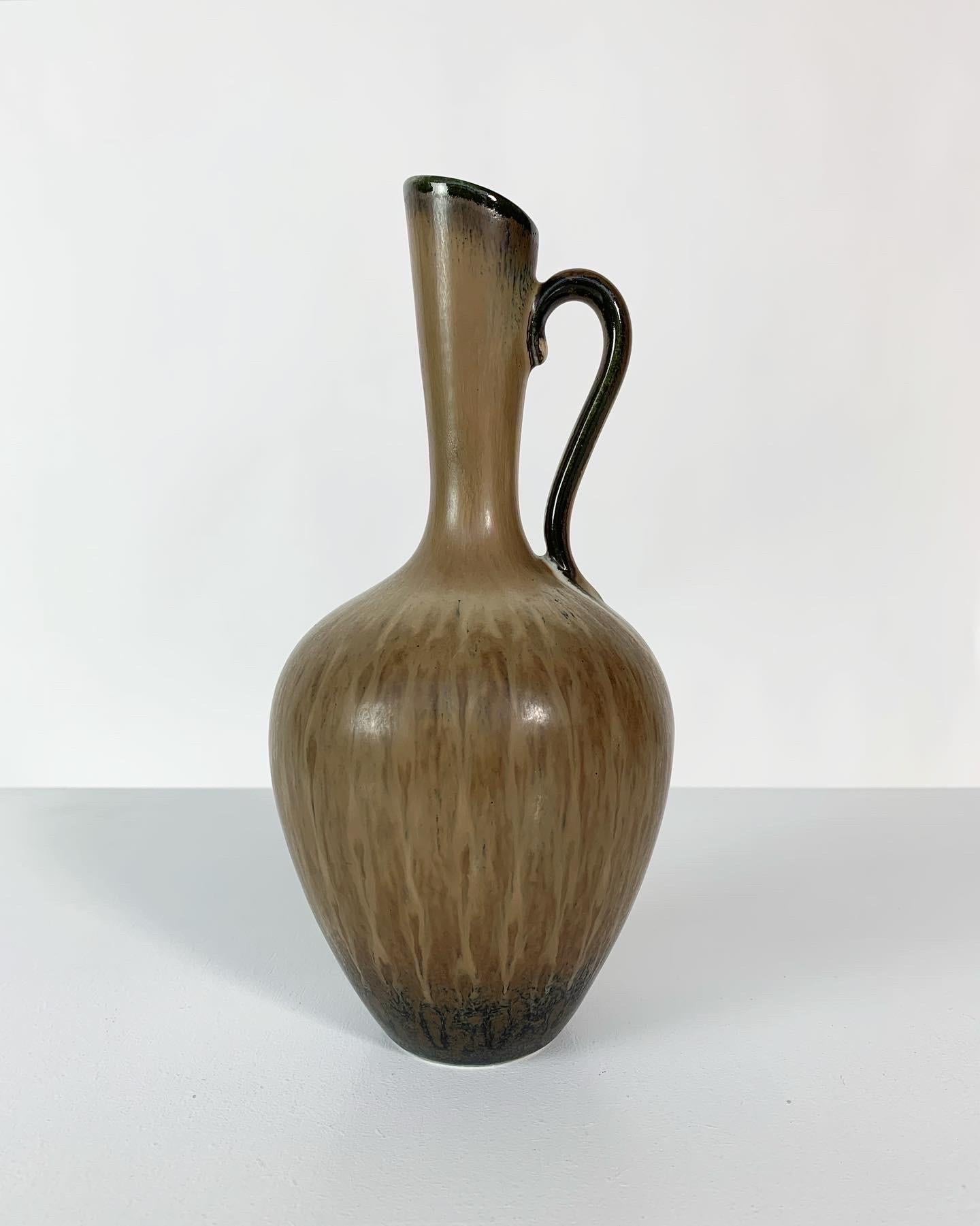 Vase en grès de Gunnar Nylund, modèle AUQ dans des teintes de brun, beige et noir. Fabriqué à la main dans les années 1950 en Suède pour l'usine Rörstrand. Un tri de première qualité.

Hauteur : 23,5 cm
Diamètre : 10 cm.