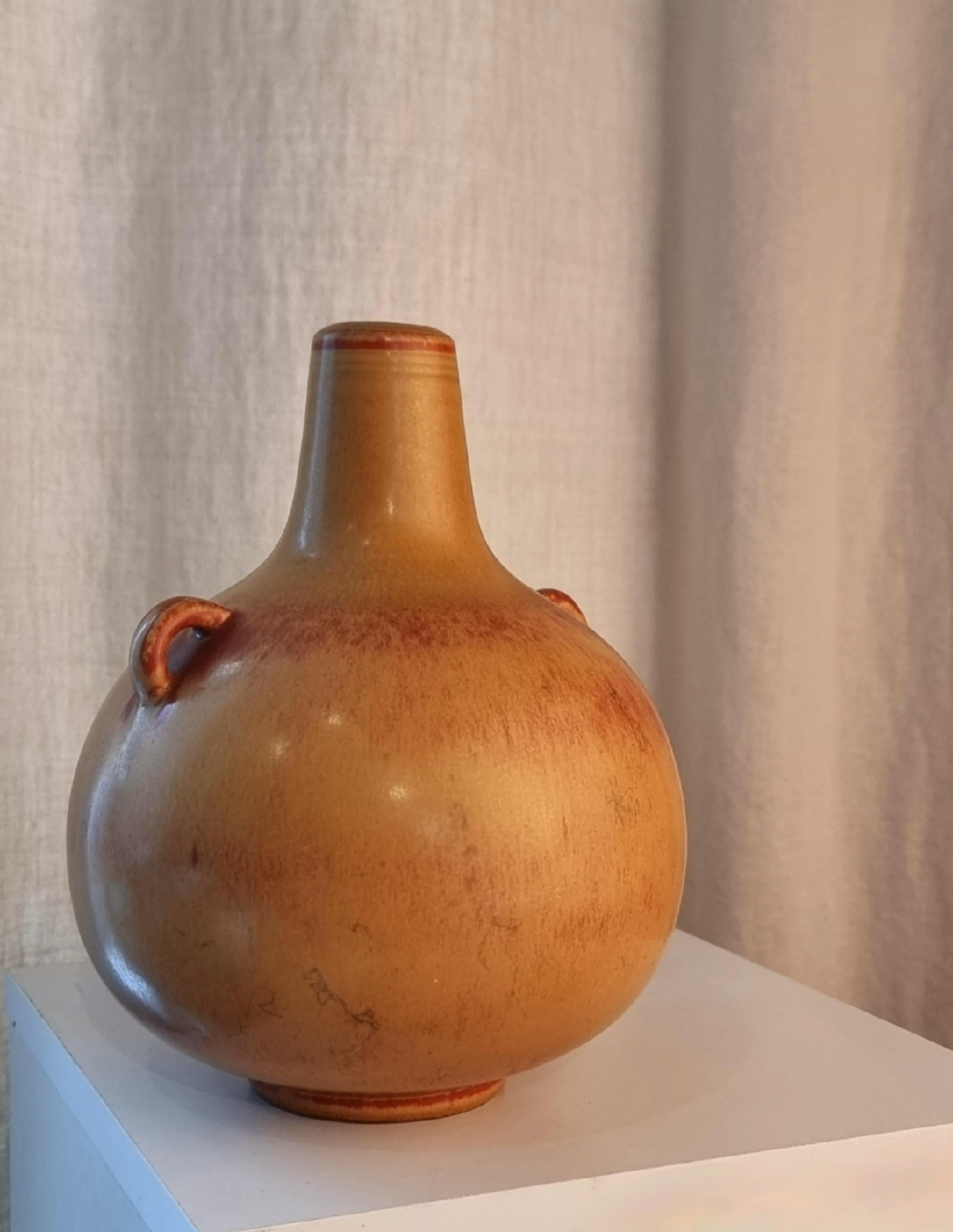 Vase aus Steingut mit brauner Hasenfellglasur und zwei kleinen Henkeln, von Gunnar Nylund für Rörstrand, Schweden, Mitte 1900.

In schönem Zustand, kleinere Gebrauchs- und Abnutzungsspuren. 

