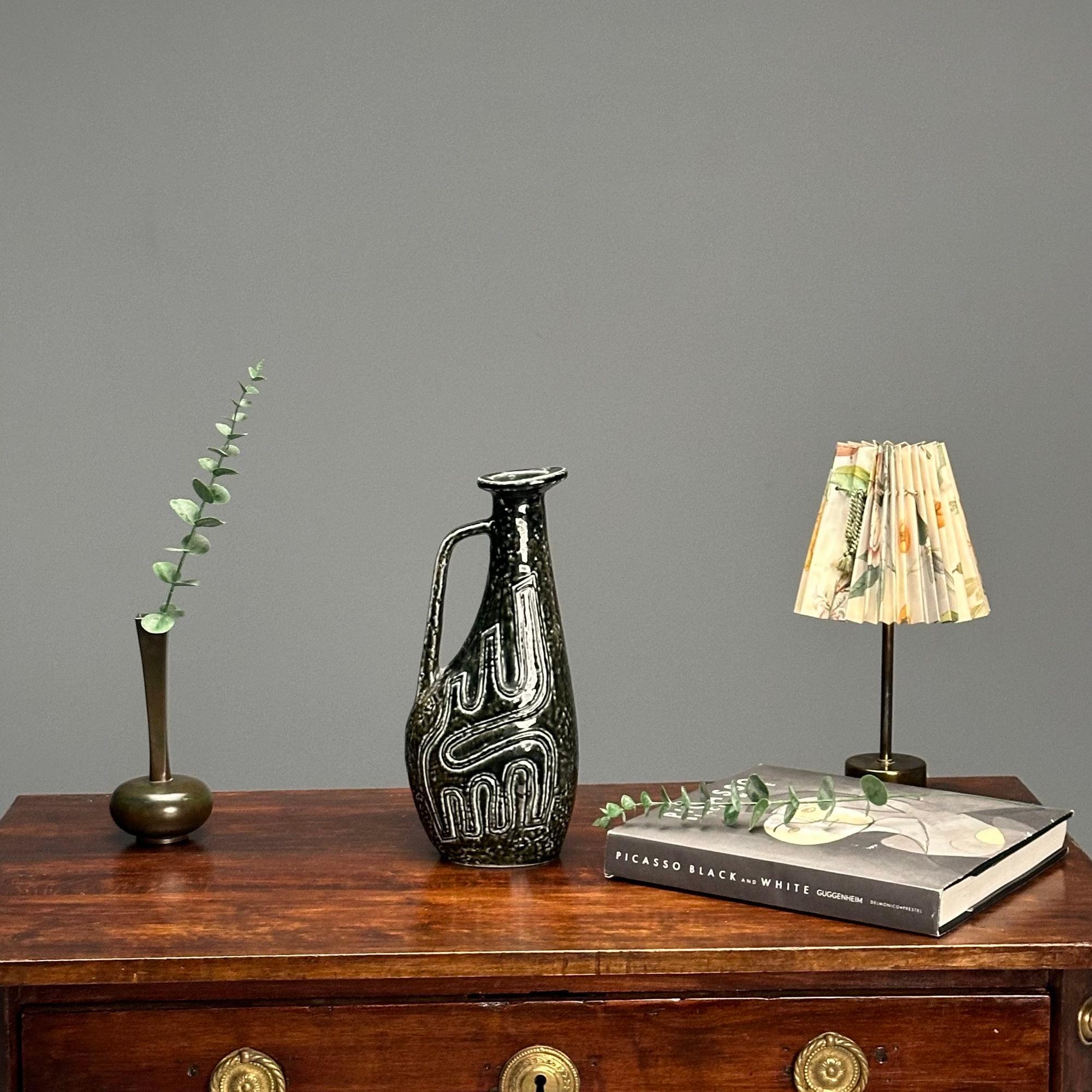 Gunnar Nylund, Modernité suédoise du milieu du siècle, Vase vert, grès émaillé, années 1960

Vase, récipient ou cruche en céramique suédoise conçu par Gunnar Nylund pour Rörstrand en Suède vers les années 1960.

Grès émaillé
Suède, C.C.


IEX