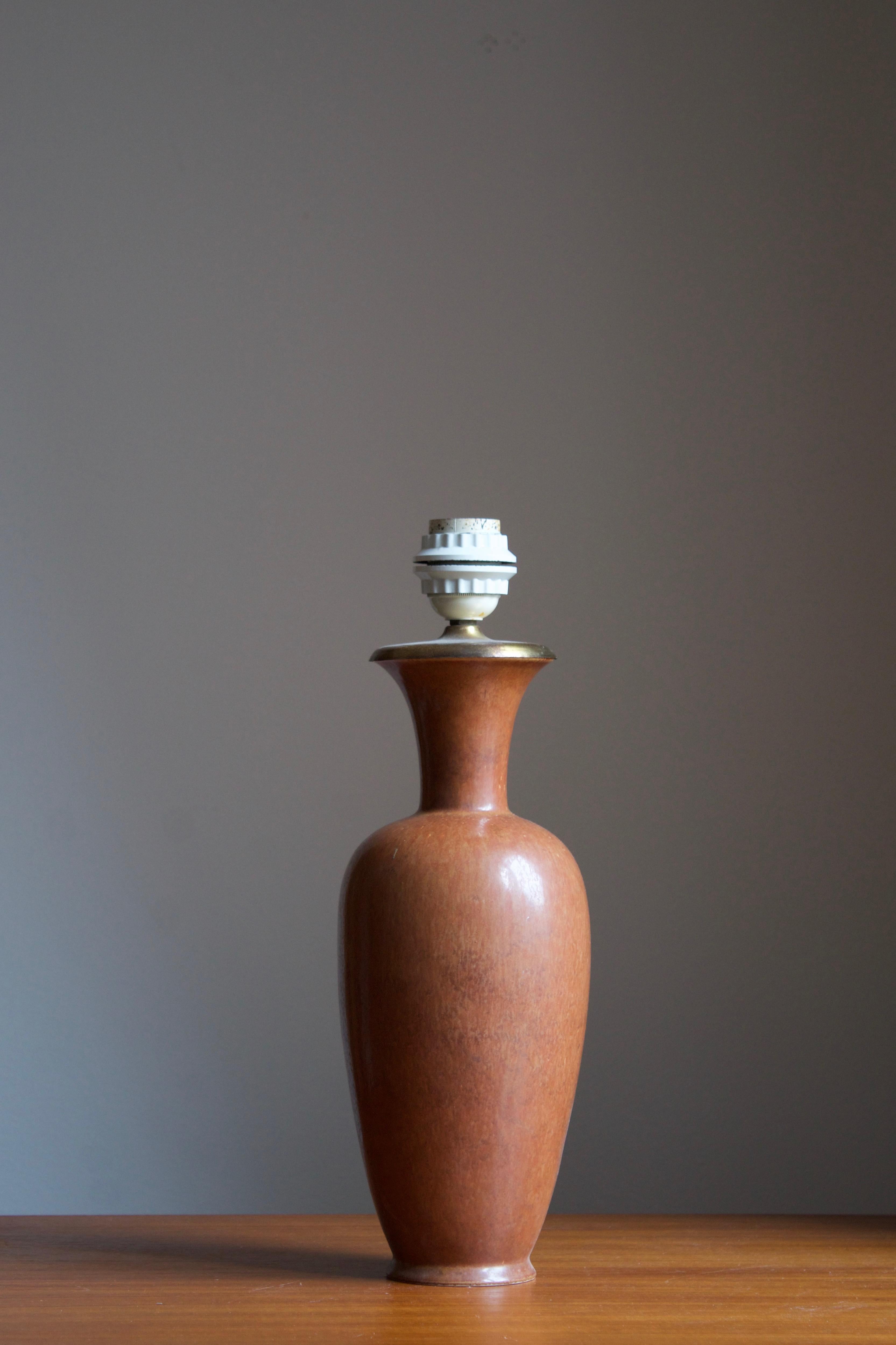 Mid-Century Modern Gunnar Nylund, Table Lamp, Brown Glazed Stoneware, Brass, Rörstand Sweden, 1950s