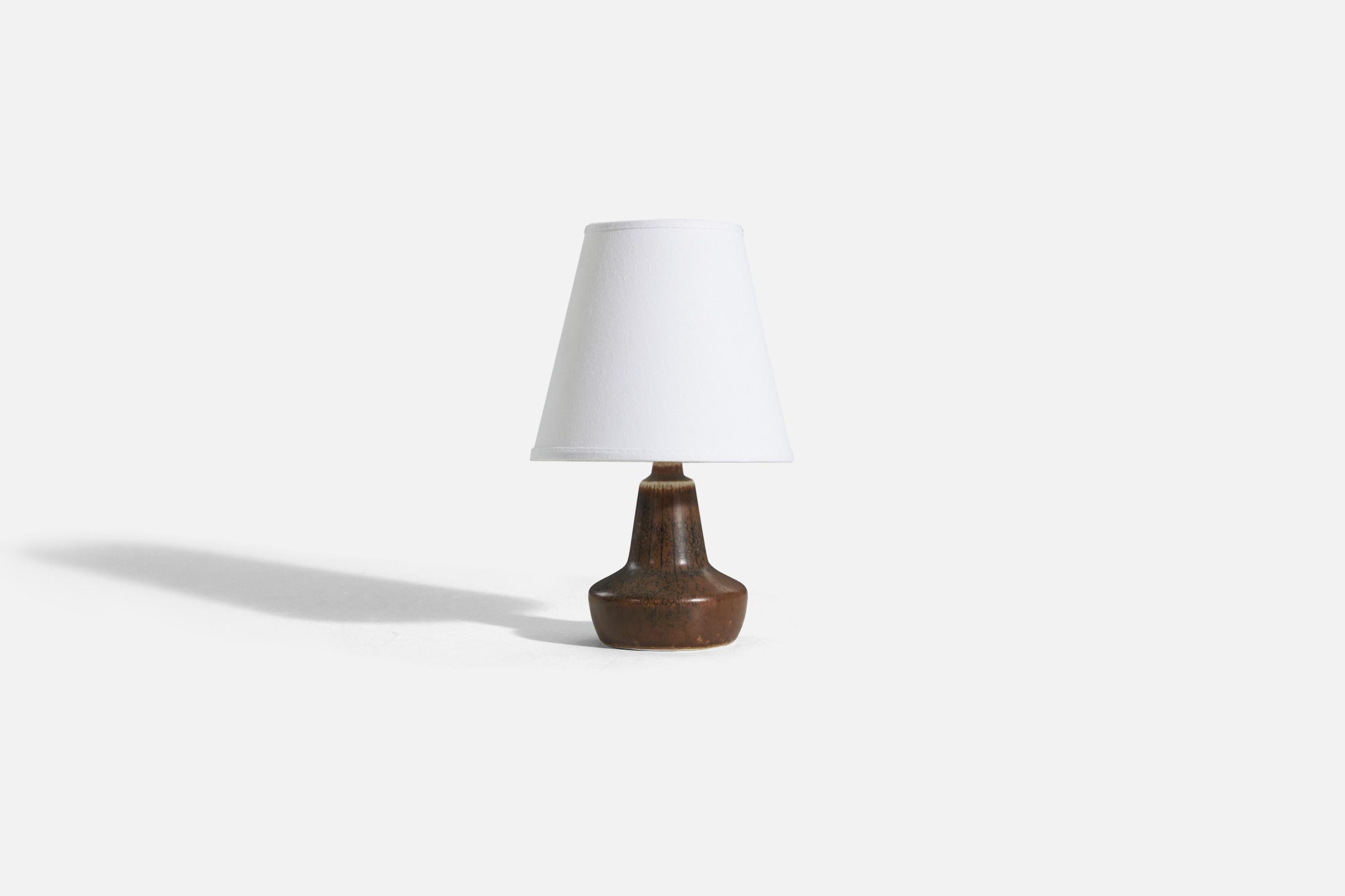 Lampe de table en grès émaillé brun, conçue par Gunnar Nylund et produite par Rörstrand, Suède, années 1950.

Vendu sans abat-jour. 
Dimensions de la lampe (pouces) : 7.125 x 4,1875 x 4,1875 (H x L x P)
Dimensions de l'abat-jour (pouces) : 4 x 7 x