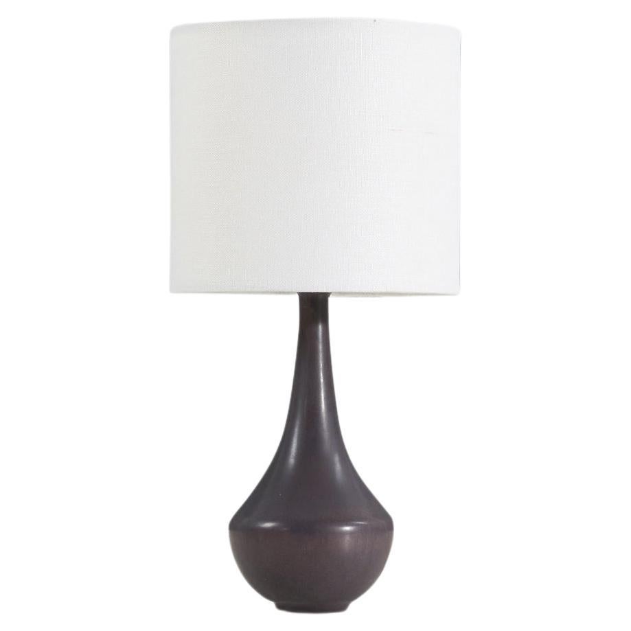 Gunnar Nylund, Tischlampe, braun glasierter Steingutständer, Schweden 1950er Jahre