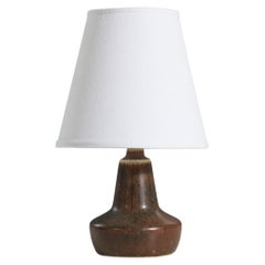 Gunnar Nylund, Lampada da tavolo, Gres smaltato marrone, Rörstand, Svezia, anni '50
