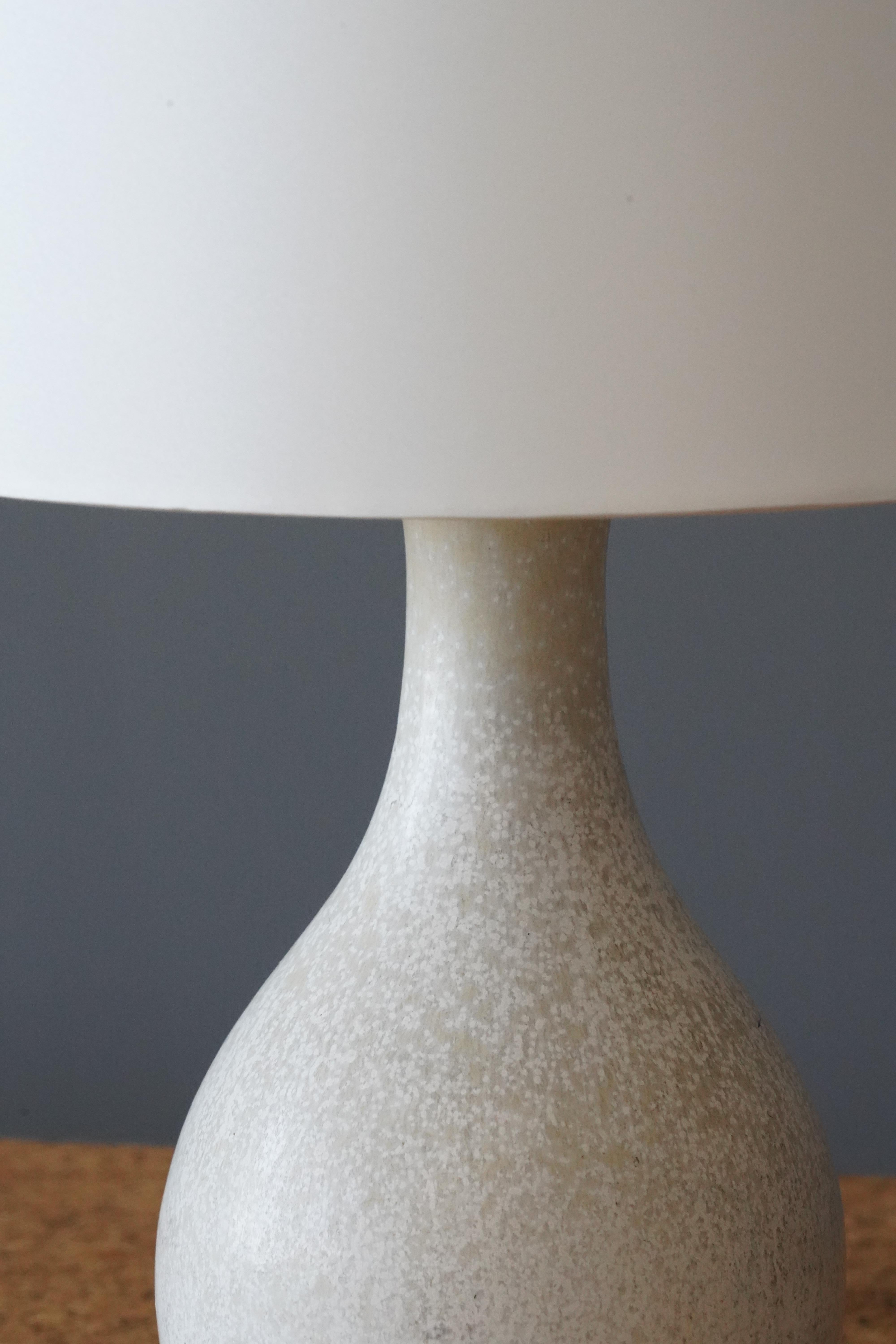 Gunnar Nylund, Table Lamp, White Glazed Stoneware, Fabric, Rörstand Sweden 1950s In Good Condition In High Point, NC