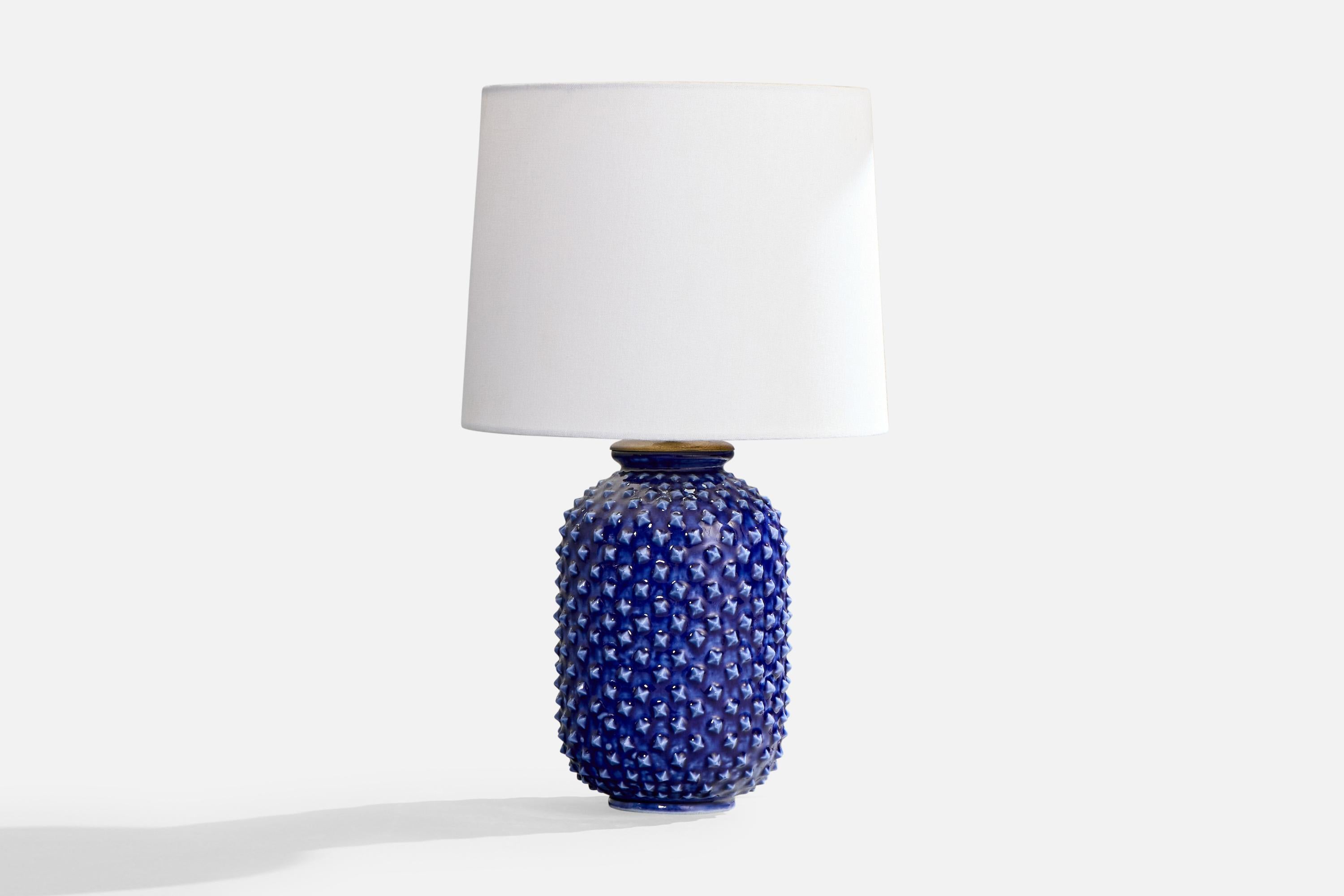 Lampe de table en grès émaillé bleu, conçue par Gunnar Nylund et produite par Rörstrand, Suède, vers les années 1940.

Dimensions de la lampe (pouces) : 12