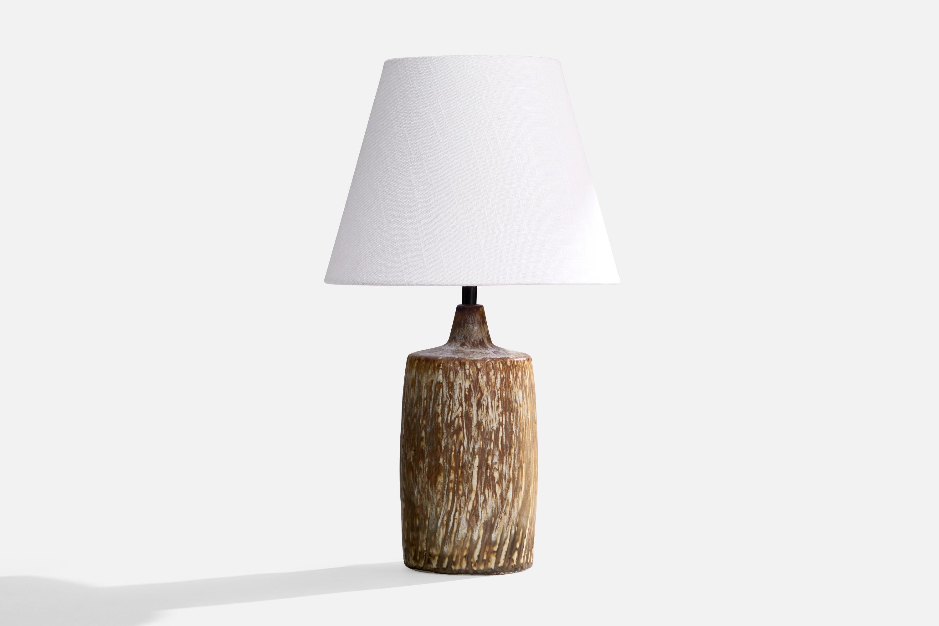 Lampe de table en grès émaillé brun, conçue par Gunnar Nylund et produite par Rörstrand, Suède, vers les années 1940.

Dimensions de la lampe (pouces) : 12