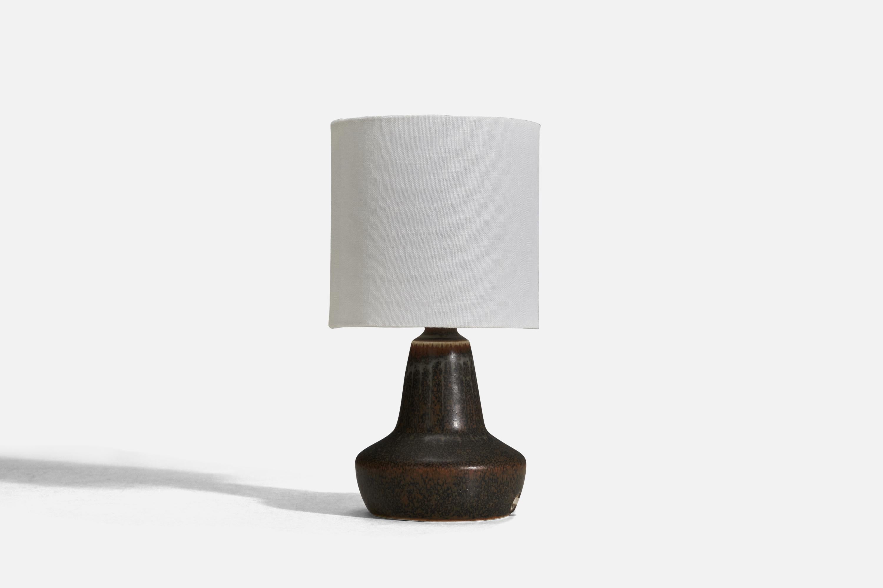 A pair of brown glazed stoneware table lamps designed by Gunnar Nylund and produced by Rörstrand, Sweden, 1950s.

Sold without Lampshade
Dimensions of lamp (inches) : 6.87 x 4.18 x 4.18 (height x width x depth)
Dimensions of lampshade (inches) :