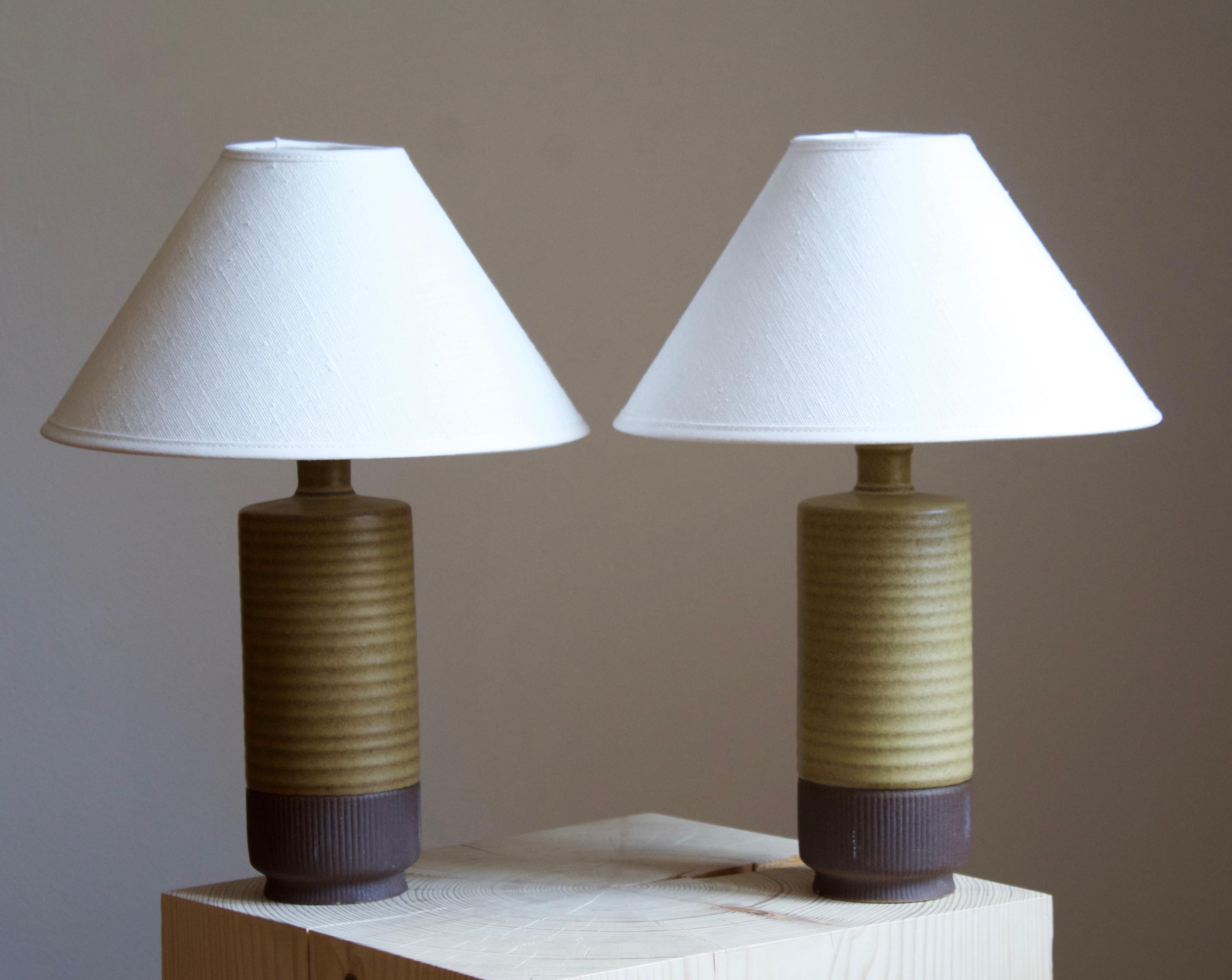 Une paire de lampes de table produites par Rörstrand, Suède, années 1950. Conçu par Gunnar Nylund, (suédois, 1914-1997). Signé. 

Vendu sans abat-jour. Les dimensions indiquées ne comprennent pas l'abat-jour, la hauteur comprend la douille.

Nylund