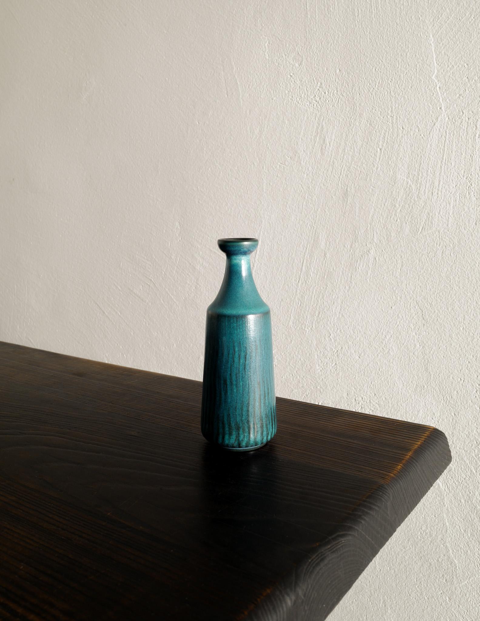 Seltene blau/türkise Vase aus der Mitte des Jahrhunderts, entworfen und hergestellt von Gunnar Nylund für Nymølle, Dänemark in den 1950er Jahren. In gutem Originalzustand mit minimalen Alters- und Gebrauchsspuren. Unten signiert und gestempelt