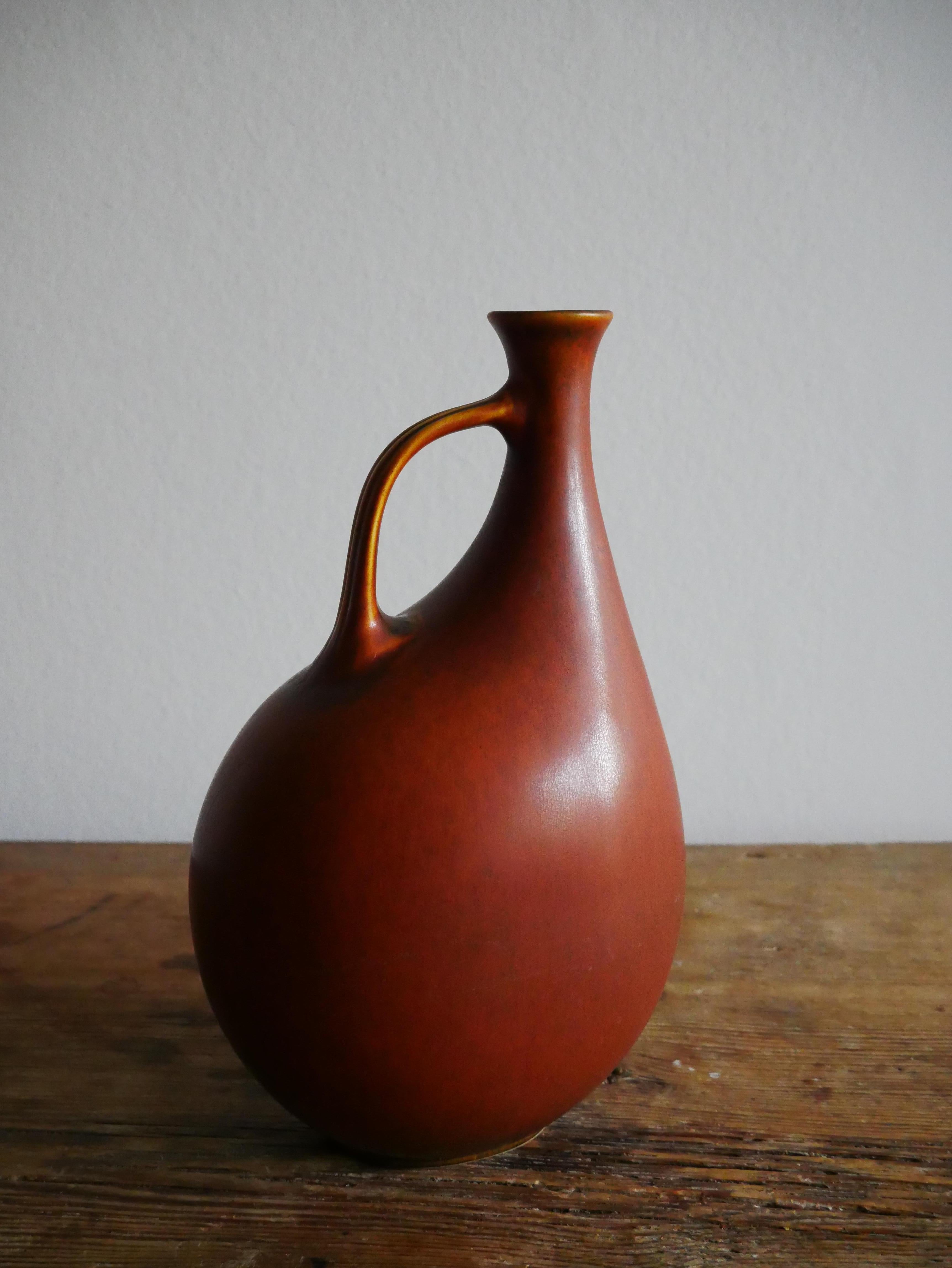Der schwedische Designer Gunnar Nylund hat diese aufregende 60er-Jahre-Vase für die dänische Töpferei Nymolle entworfen. Er entwarf nach seiner Zeit bei Rörstrand und parallel zu seiner Tätigkeit für Strömbergshyttan seit 1959 für Nymölle. Das
