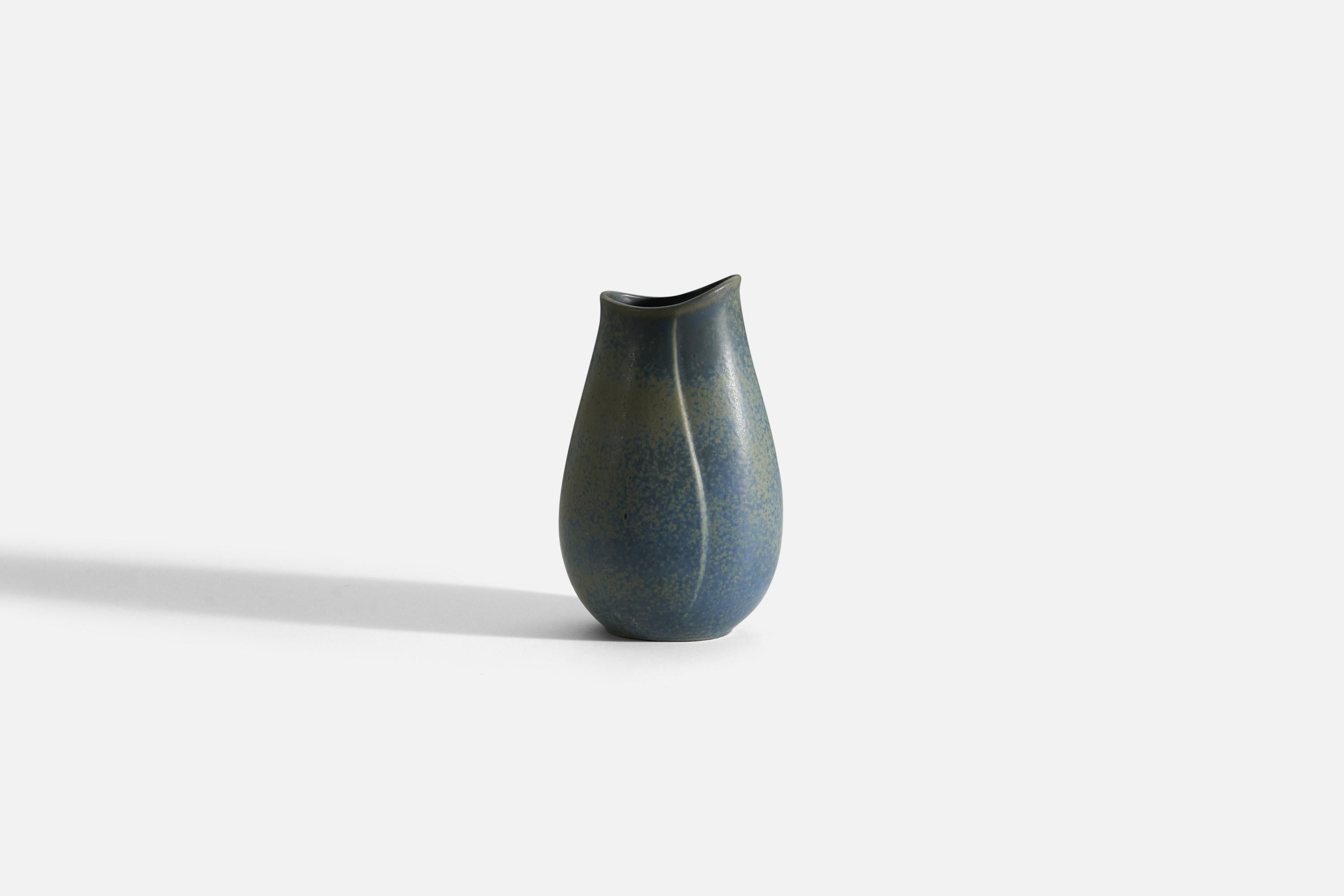 Un vase produit par Rörstrands, Suède, années 1940, conçu et signé par Gunnar Nylund, (suédois, 1914-1997).

Nylund a été directeur artistique de Rörstrands, où il a travaillé de 1931 à 1955. Avant de travailler à Rörstrand, il était un artiste
