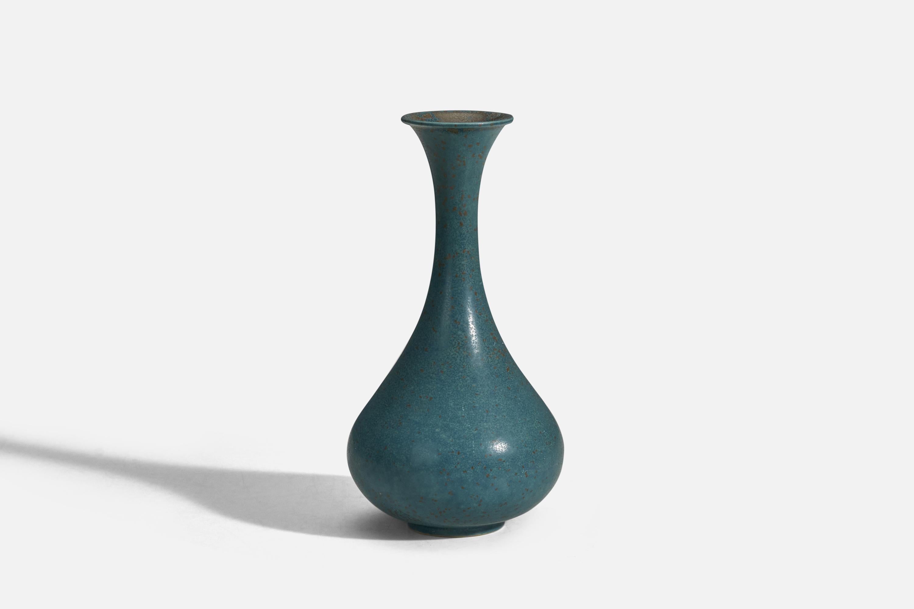 Un vaso in gres smaltato blu disegnato da Gunnar Nylund e prodotto da Rörstrand, Svezia, anni '40.