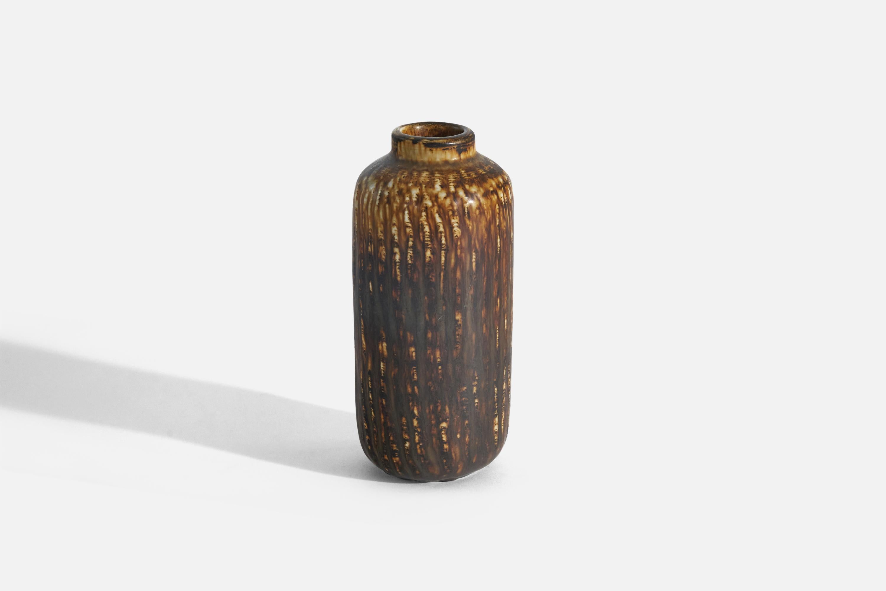 Vaso in gres smaltato marrone e giallo disegnato da Gunnar Nylund e prodotto da Rörstrand, Svezia, anni Cinquanta.