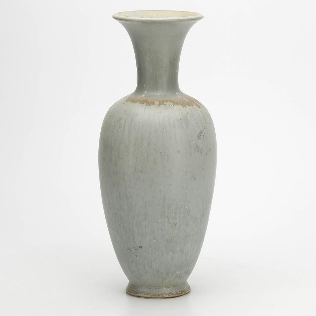 Tadellose und seltene große Vase  hergestellt von Rörstrand, Schweden, 1940er Jahre. Entworfen und signiert von Gunnar Nylund, (Schwede, 1914-1997).

Nylund war künstlerischer Leiter Rörstrands, wo er von 1931 bis 1955 tätig war. Vor seiner Arbeit