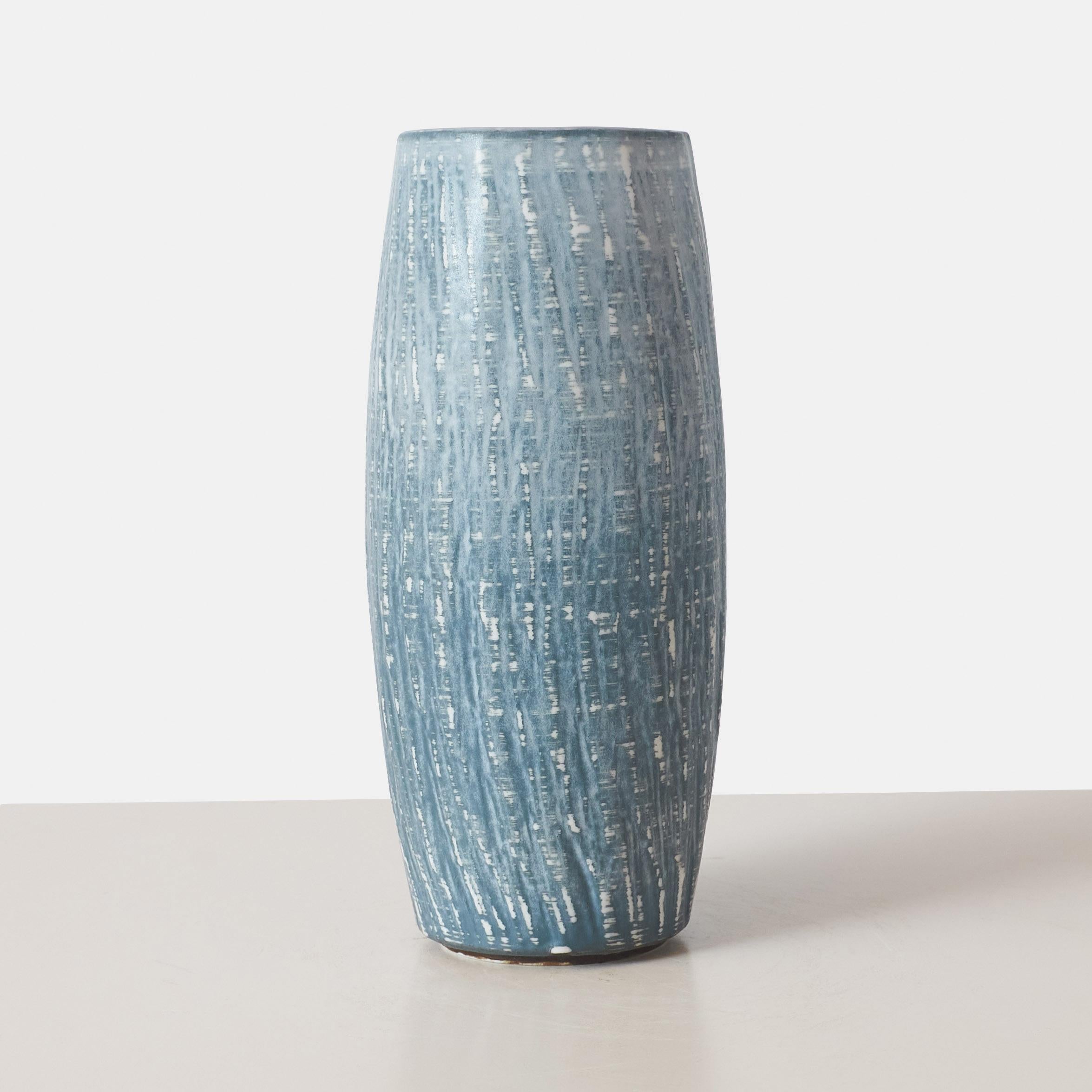 Grand vase bleu en grès de la série Rebus par Gunnar Nylund pour Rörstrand

Le motif texturé est sculpté dans la pièce et terminé par une glaçure mate aux tons bleus clairs et foncés variés. Marqué sur la base.