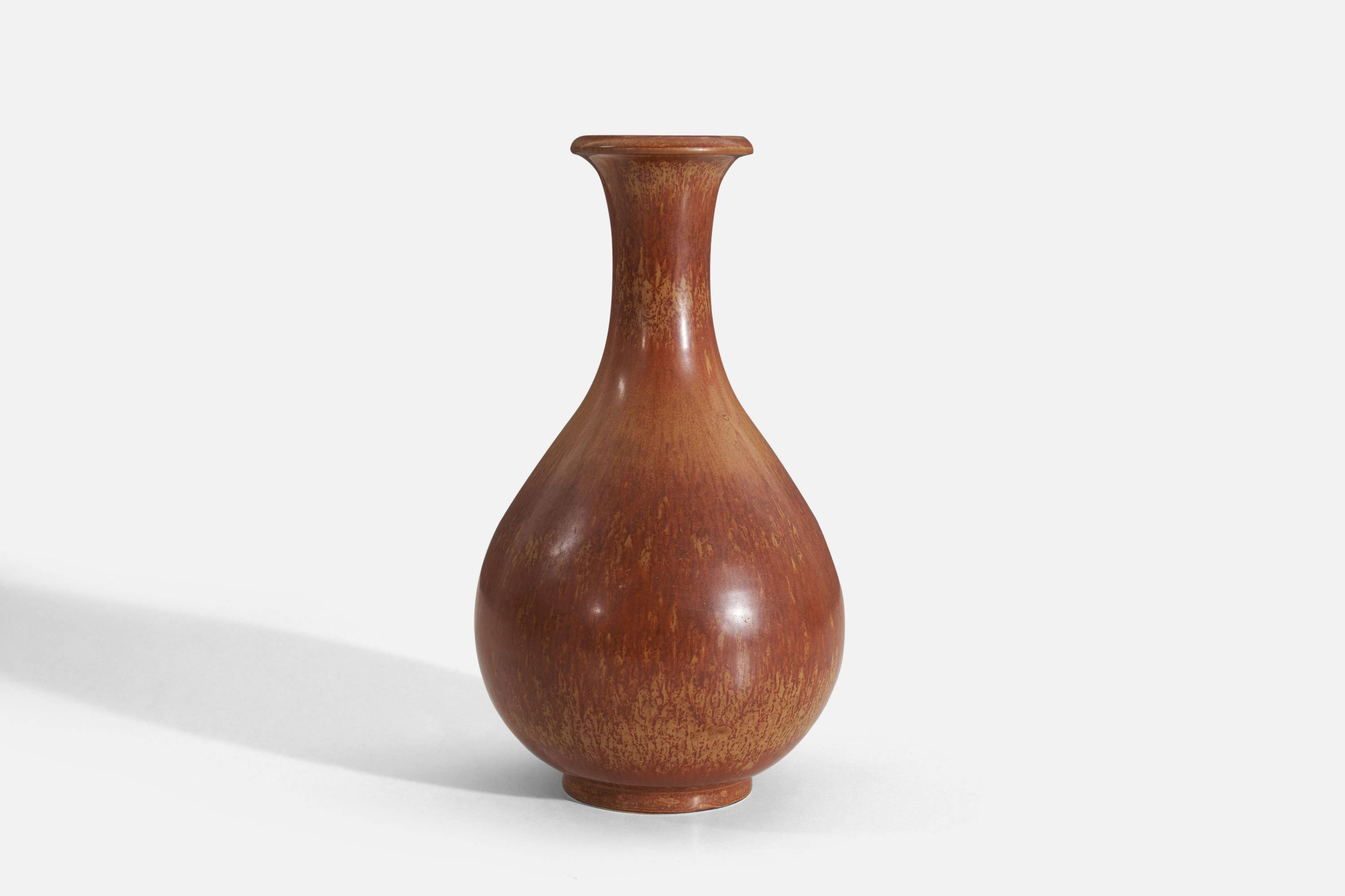 Vaso in gres smaltato arancione/giallo/marrone disegnato da Gunnar Nylund (svedese, 1914-1997) e prodotto da Rörstrand, Svezia, anni '40. 

Nylund è stato direttore artistico di Rörstrand, dove ha lavorato dal 1931 al 1955.