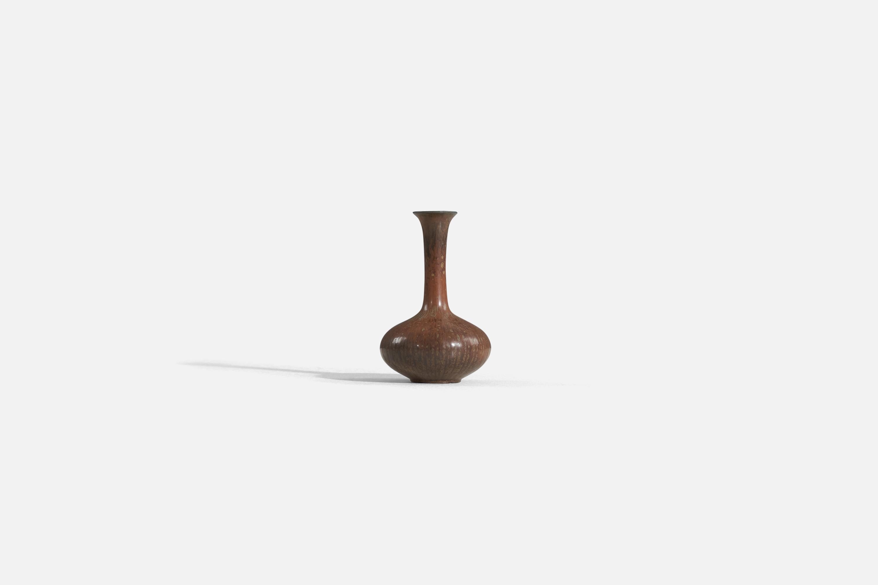 Un vase en grès émaillé brun conçu par Gunnar Nylund, produit par Rörstrand, Suède, années 1940. 

